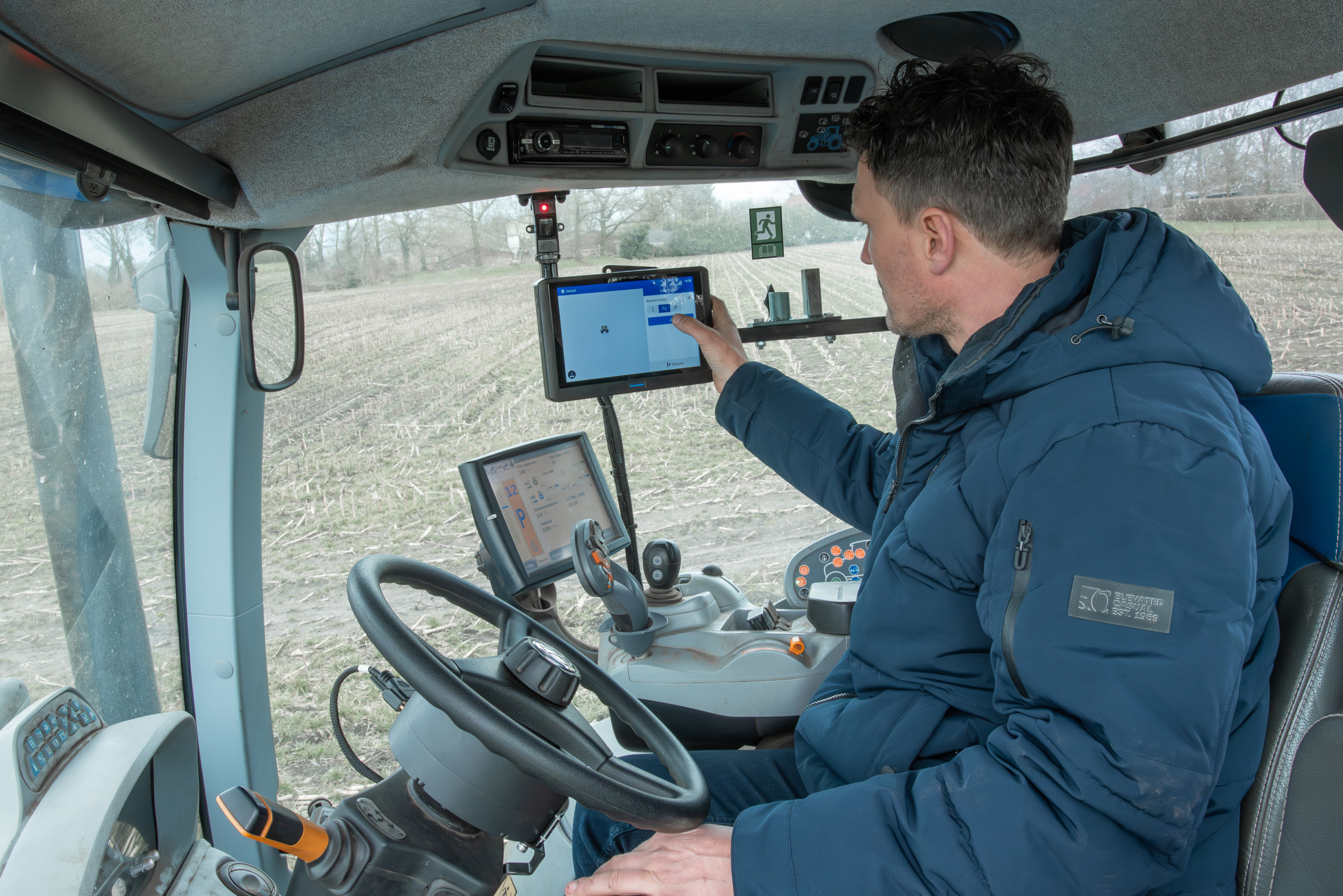 Gps-stuursysteem Sveaverken F100 valt in de categorie budget stuurautomaten. Voor € 5.000 kun je een opbouwset bestellen en die zelf opbouwen, of dit door een mechanisatiebedrijf laten doen. TREKKER is positief verrast over de uitstraling en het gebruiksgemak van deze Zweedse stuurautomaat. Een prima systeem voor bedrijven die willen beginnen met nauwkeurig recht rijden en niet te veel eisen. - Foto’s: Jacco van Erkelens