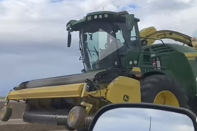 Een John Deere 8600-hakselaar met een nieuwe cabine is gespot in de Verenigde Staten. – Foto: TikTok