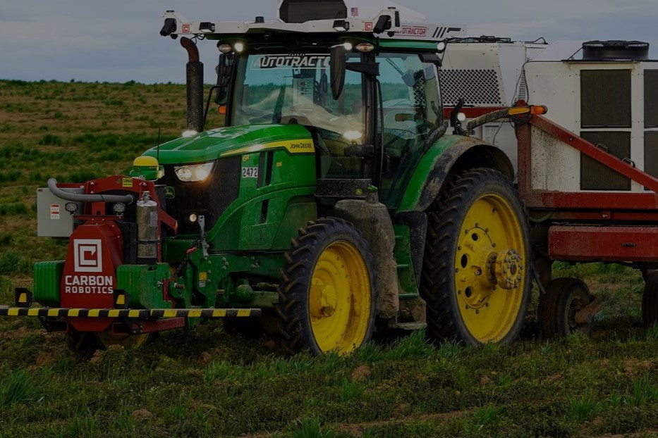 De AutoTractor-kit van Carbon Robotics maakt het mogelijk om John Deere 6R- en 8R-trekkers op afstand en autonoom te bedienen. Het opzetstuk wordt binnen 24 uur geïnstalleerd en is ontworpen voor 24/7 inzet bij taken zoals laserwieden. Zo vermindert het de afhankelijkheid van arbeid en verhoogt het de productiviteit in het veld. – Foto: Carbon Robotics