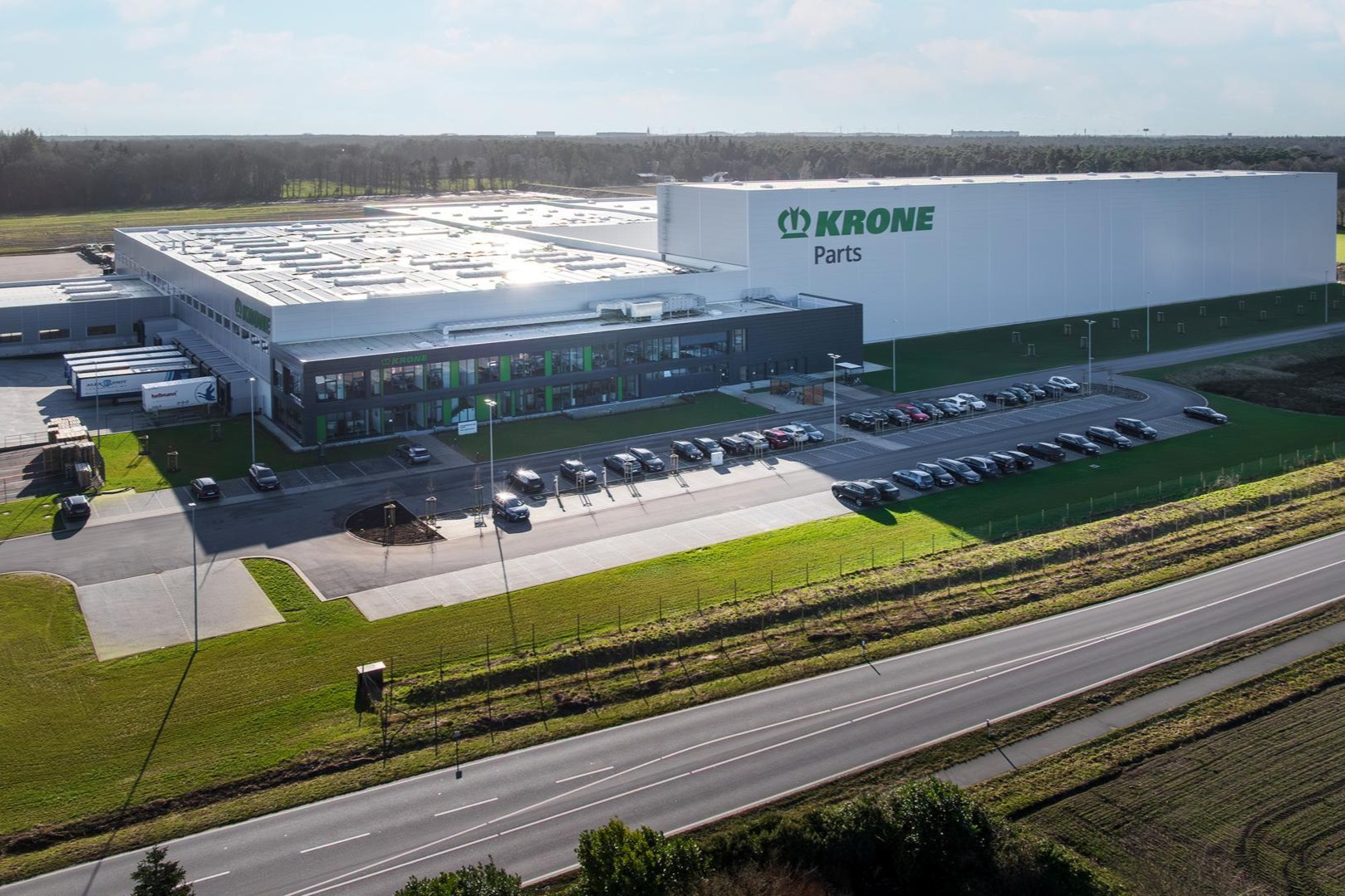 Krone heeft onderdelenmagazijn Krone Parts geopend in Spelle (D.). Het nieuwe magazijn beslaat een oppervlakte van 72.000 m² en biedt een assortiment van meer dan 65.000 verschillende artikelen. – Foto: Krone