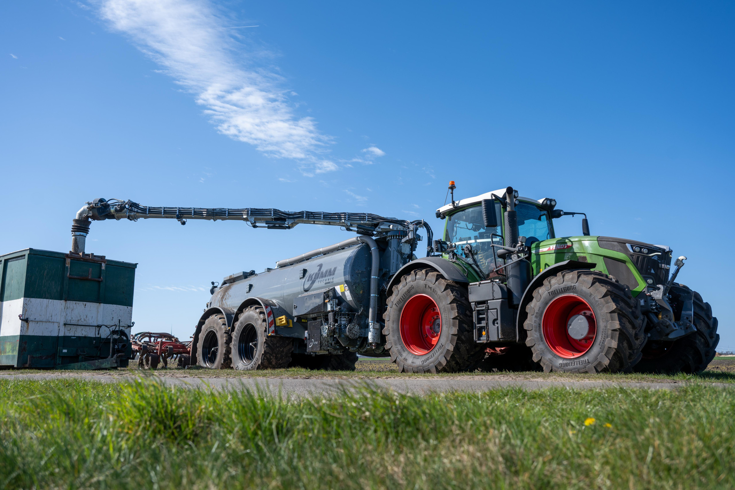 De Duitse machinefabrikant Kumm heeft dit seizoen twee mesttanks in bedrijf gesteld in Nederland. Het gaat om een enkelas- en een tandemastank uit de KTR-serie. Op de foto de tandemasmesttank van landbouwbedrijf Buijs in Emmer-Compascuum (Dr.). - Foto: Michel Velderman