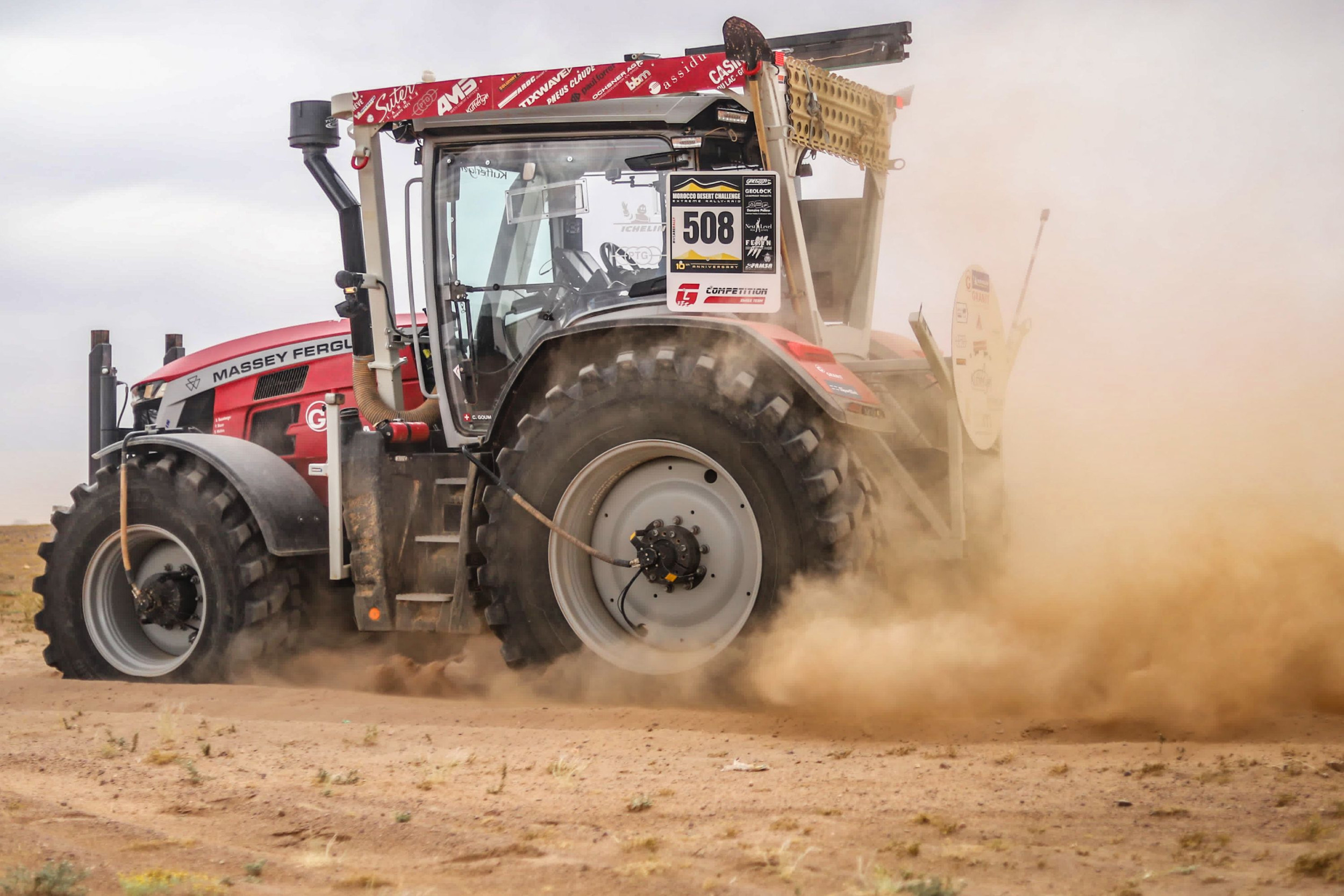 Deze Massey Ferguson 8S Dyna-E Power heeft meegedaan aan de Morocco Desert Challenge, één van de grootste rally’s ter wereld met een totale lengte van 3.150 kilometer. De MF-trekker onderging de nodige aanpassingen voor deze woestijnrace. – Foto’s: Annelies Bakker