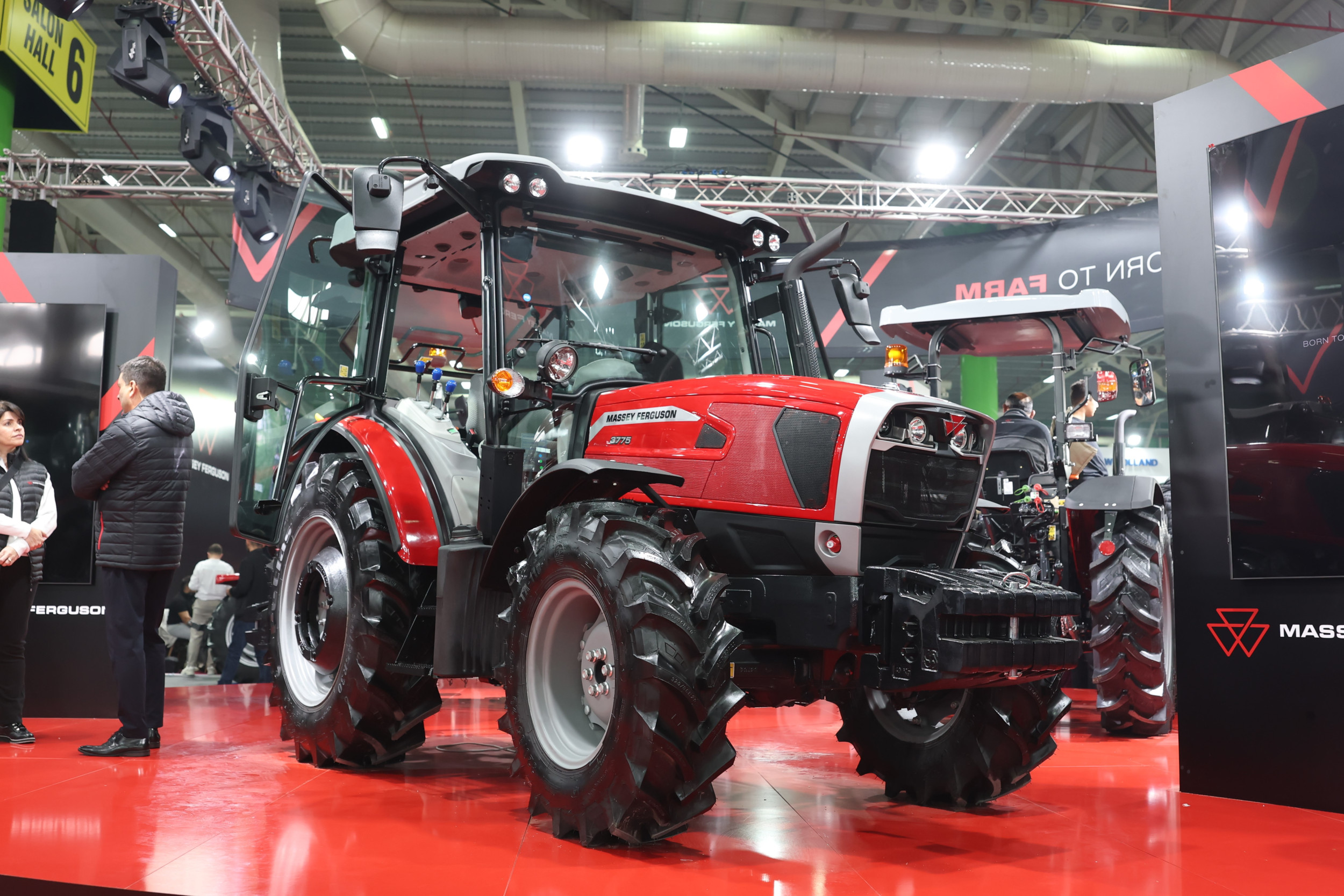 Voor het kleine segment is Massey Ferguson een samenwerking aangegaan met Same Deutz-Fahr. Op de Turkse landbouwmechanisatiebeurs Konya Agriculture Fair staan de SDF-trekkers in MF-kleurstelling.- Foto’s: Mark Pasveer
