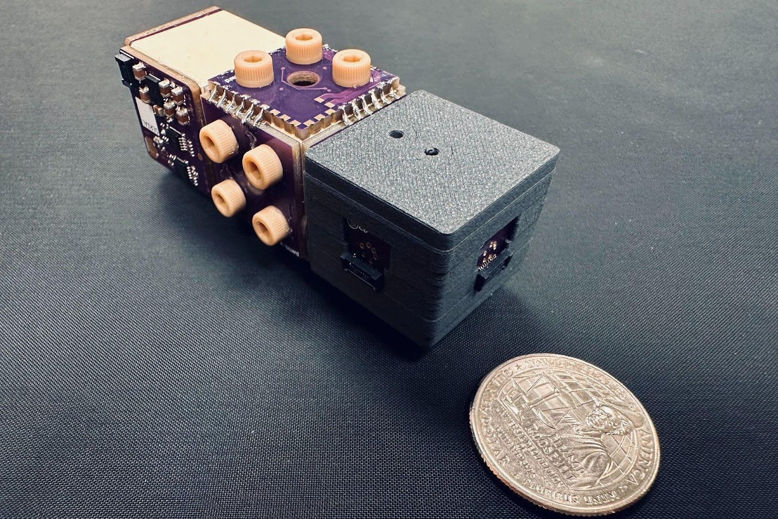 Dit is de uiterst gevoelige magnetometer van het Australische bedrijf Q-CTRL. Q-CTRL heeft positiebepalingssysteem Ironstone Opal ontwikkeld, dat zonder gps of satellieten werkt. Deze gps-loze oplossing biedt uitkomst voor boeren die hinder ondervinden van gps-storingen. – Foto: Q-CTRL
