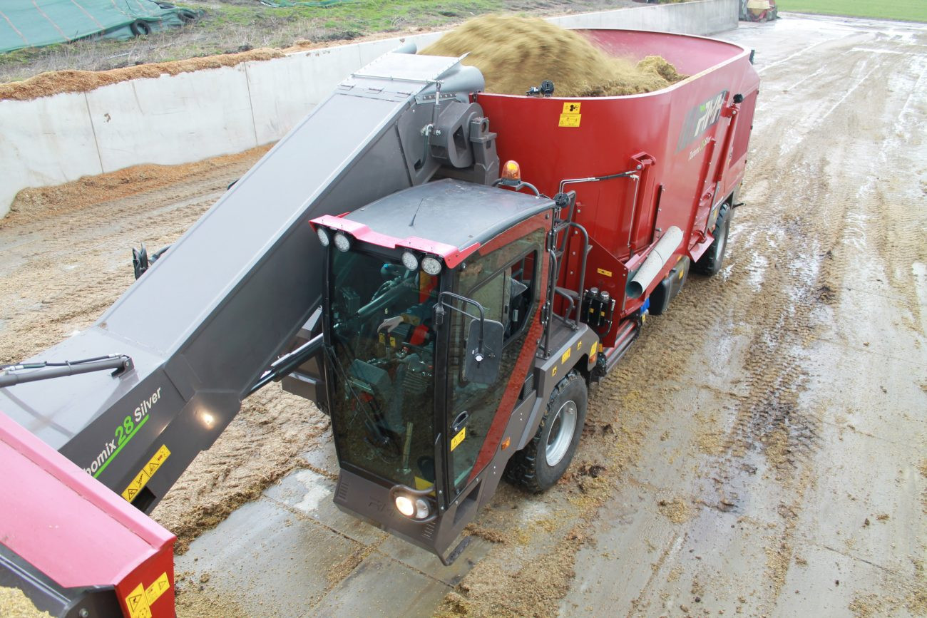Zelfrijdende voermengwagen RMH Turbomix. Abemec is vanaf april dealer van de Israëlische RMH-voermengwagens. Per 1 mei neemt het mechanisatiebedrijf ook het onderhoud van alle RMH-machines op zich. – Foto: RMH