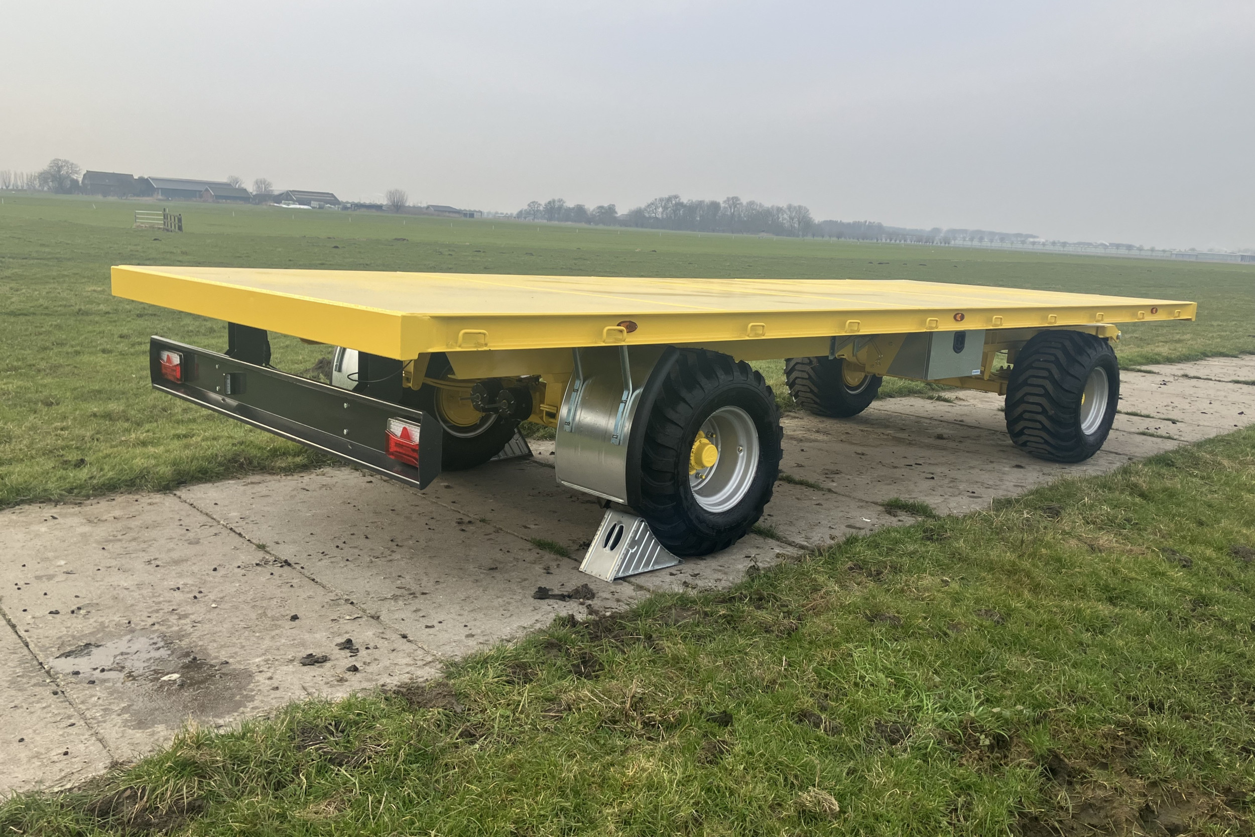Boerenzoons Jim en Steve van Adrichem zochten een betaalbare platte wagen voor hun vaders boerderij. Ze leveren met hun bedrijf Adrichem Trailers nu zelf platte wagens onder de merknaam Rembi. – Foto’s: Adrichem Trailers