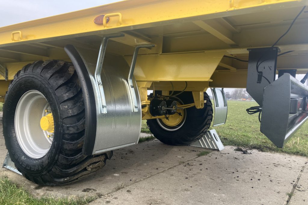 Adrichem Trailers levert de platte wagen van Rembi met een lastafhankelijk pneumatisch remsysteem.
