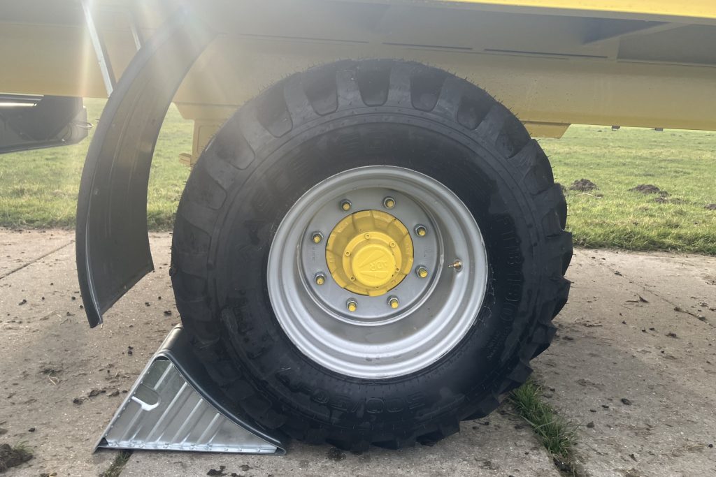 Bodemdruk is een belangrijk item in de landbouw. Daarom wordt de platte wagen geleverd met standaard brede banden: 500/50-17 (500 mm).