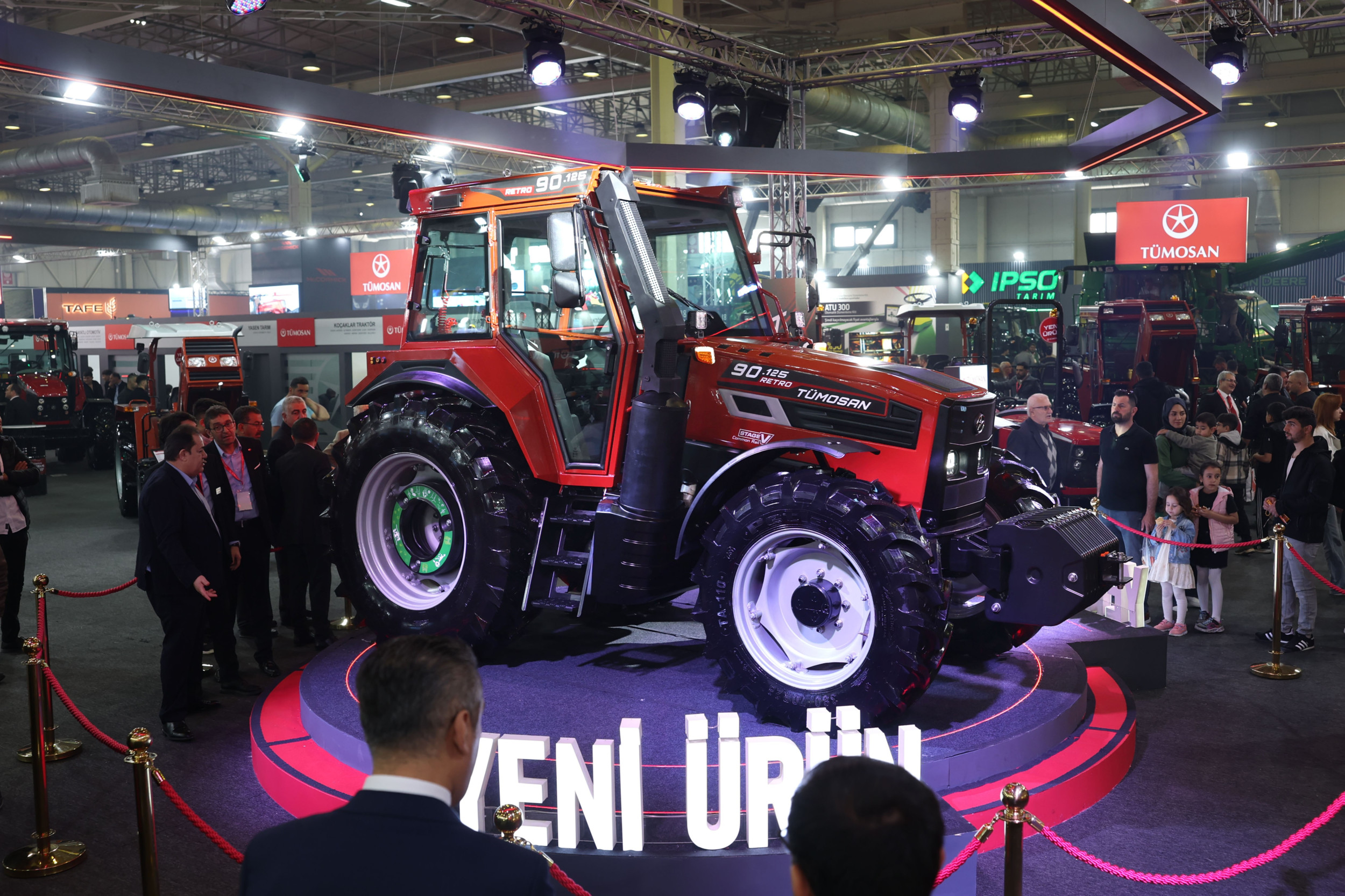 De Turkse trekkerfabrikant Tümosan bouwt nog altijd de voormalig Fiat-modellen voor de Turkse markt. De fabrikant toont op de Turkse vakbeurs Konya Agriculture Fair een vernieuwd model: de Retro. De trekker voldoet aan de Stage 5-emissienorm. - Foto’s: Mark Pasveer