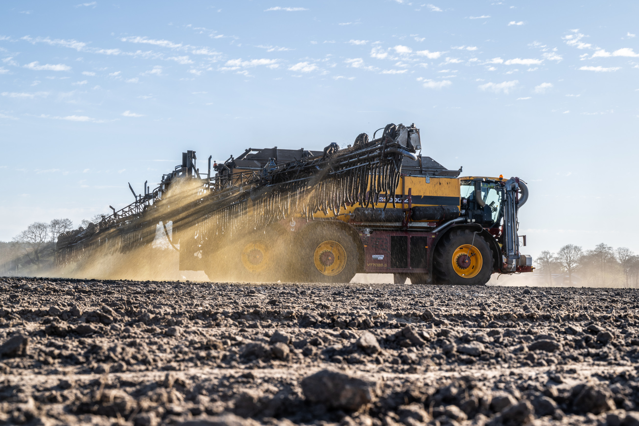 Akkerbouwer Patrick Buijs in Emmer-Compascuum (Dr.) rijdt met zijn zelfrijdende Vredo VT7028-3-mesttank met 51 meter brede Delvano-spuitboom vloeibare mest uit op uienland. Buijs heeft de machine in eigen werkplaats omgebouwd. Deze wordt ook gebruikt voor het uitrijden van papiercellulose voor stuifbestrijding in uien. – Foto’s: Michel Velderman