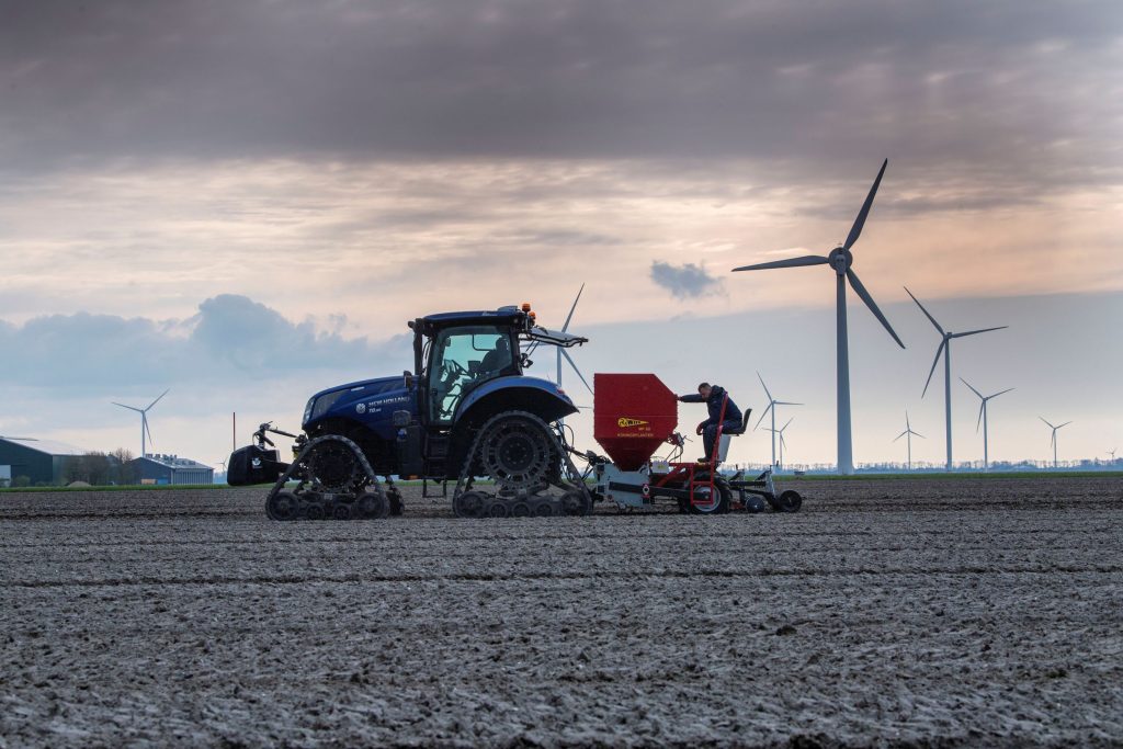 Moderne trekkers met precisieplanters, zoals deze machine van Wifo, vertrouwen volledig op gps. Storingen door zonne-uitbarstingen of militaire jamming kunnen het werk compleet stilleggen. Ironstone Opal biedt in de nabije toekomst mogelijk een robuust, gps-loos alternatief voor autonome navigatie.