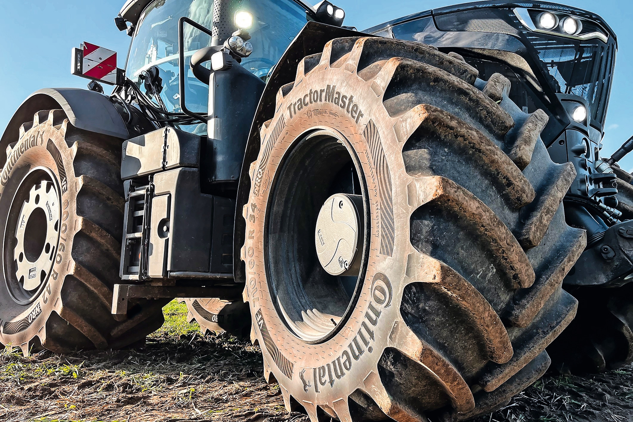 De Continental VF 900/60R42 is de grootste VF-trekkerband in het assortiment van de Duitse bandenfabrikant. Continental stopt na 2025 met de productie van landbouwbanden. – Foto: Continental