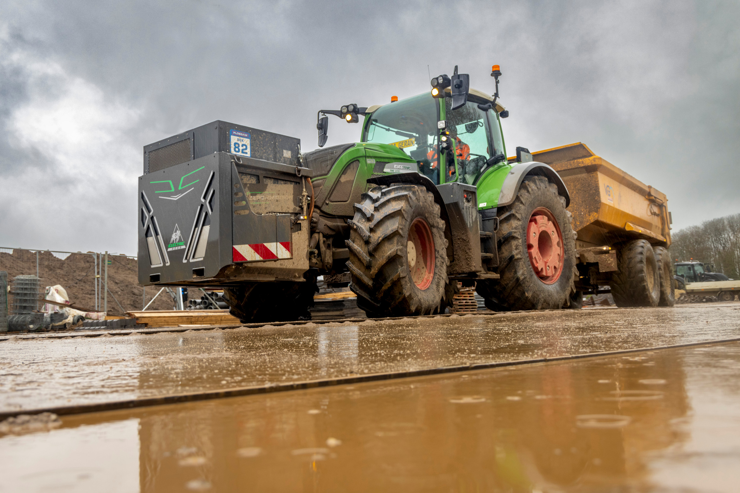 Loonwerkers die grotendeels actief zijn in de bouw, kunnen een SSEB-subsidie aanvragen voor onder meer retrofit van machines. Zoals deze volledig elektrische Agromec 700, die is gebouwd op basis van een Fendt Vario 700. De trekker heeft een verwisselbaar accupakket in de fronthef. Deze machine is omgebouwd door importeur Agromec. – Foto: Koos Groenewold