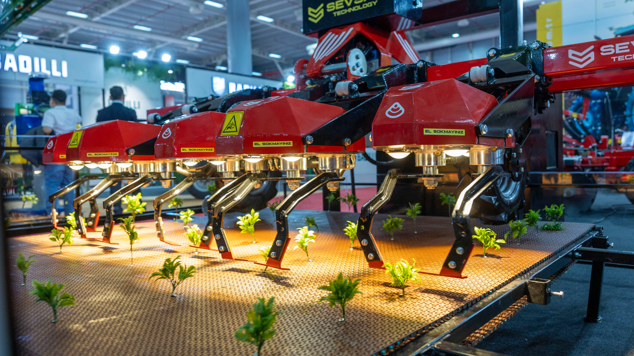 De AI-gestuurde in-de-rij-schoffel van de Turkse machinefabrikant Sevsan was onlangs te zien op de landbouwmechanisatiebeurs in Konya, Turkije. De focus van Sevsan ligt in eerste instantie op tomaten. Daarna wil Sevsan ook kijken naar mais en bieten. – Foto’s: Mark Pasveer