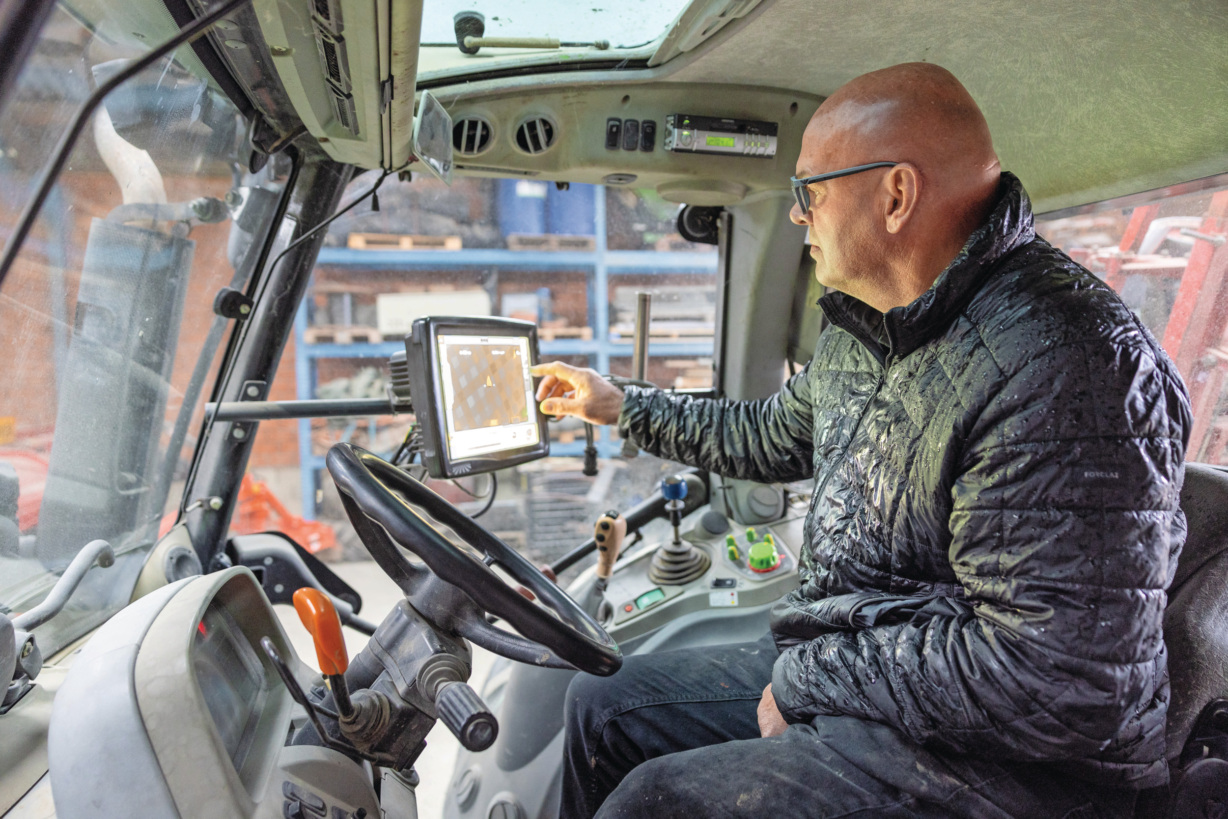 Steeds vaker beschikken akkerbouwers over een tweede of derde set gps-stuurautomaten. Ook melkveehouders tonen interesse. TREKKER zet 16 gps-stuurautomaten op een rij met de mogelijkheden en de prijs van de systemen. – Foto: Peter Roek