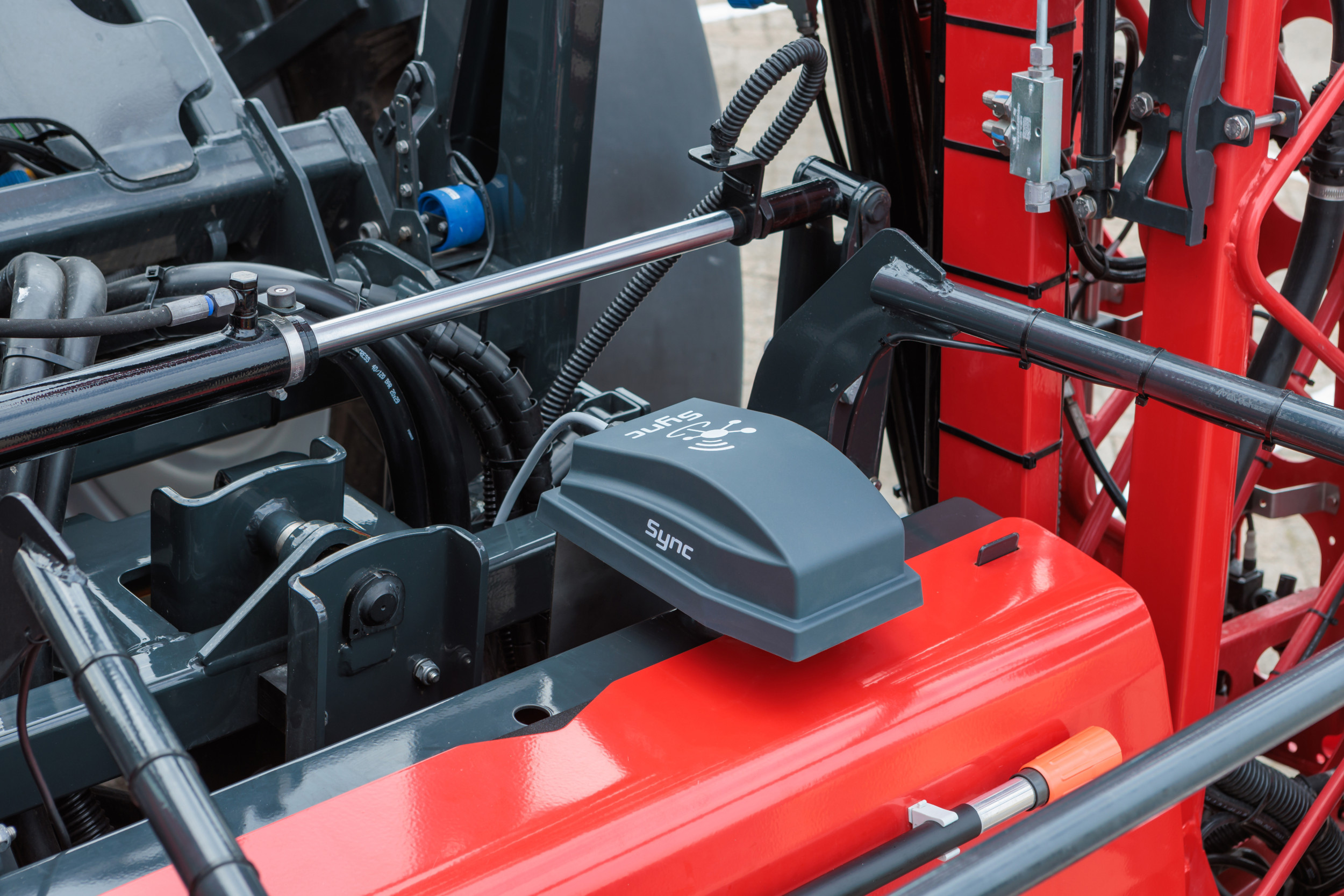 Het grijze kastje is de zogenoemde Sync van Kverneland. Daarmee voorziet de fabrikant Isobus-machines van telemetrie. – Foto’s: Kverneland