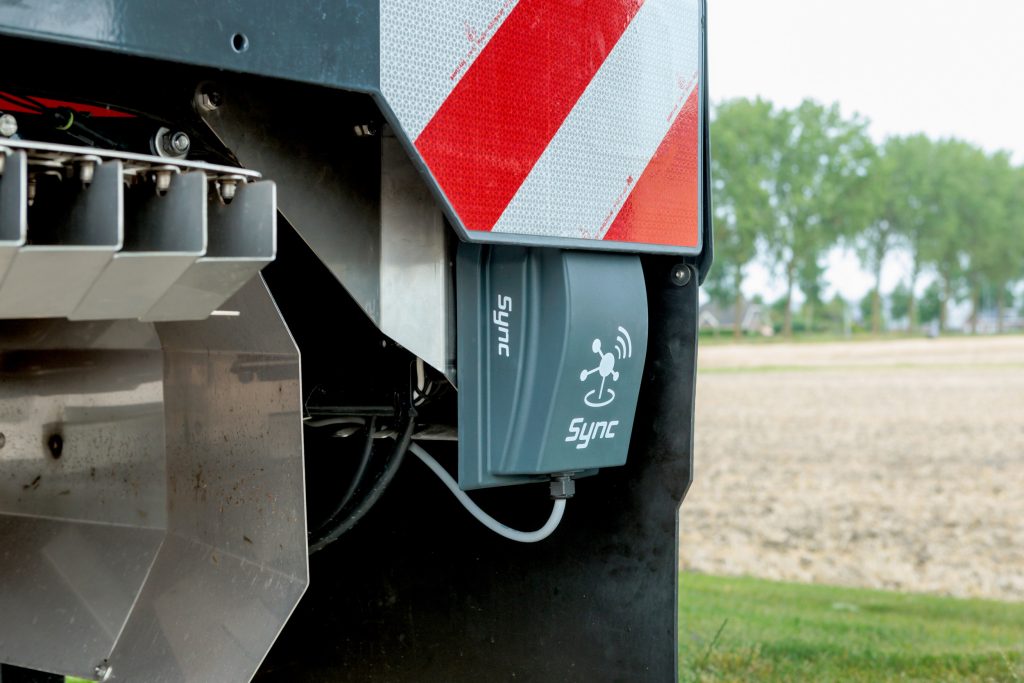 Met de nieuwe Sync, hier achterop een kunstmeststrooier, zijn machinedata ook beschikbaar als je Kverneland-machines gebruikt zonder Tellus-beeldscherm.