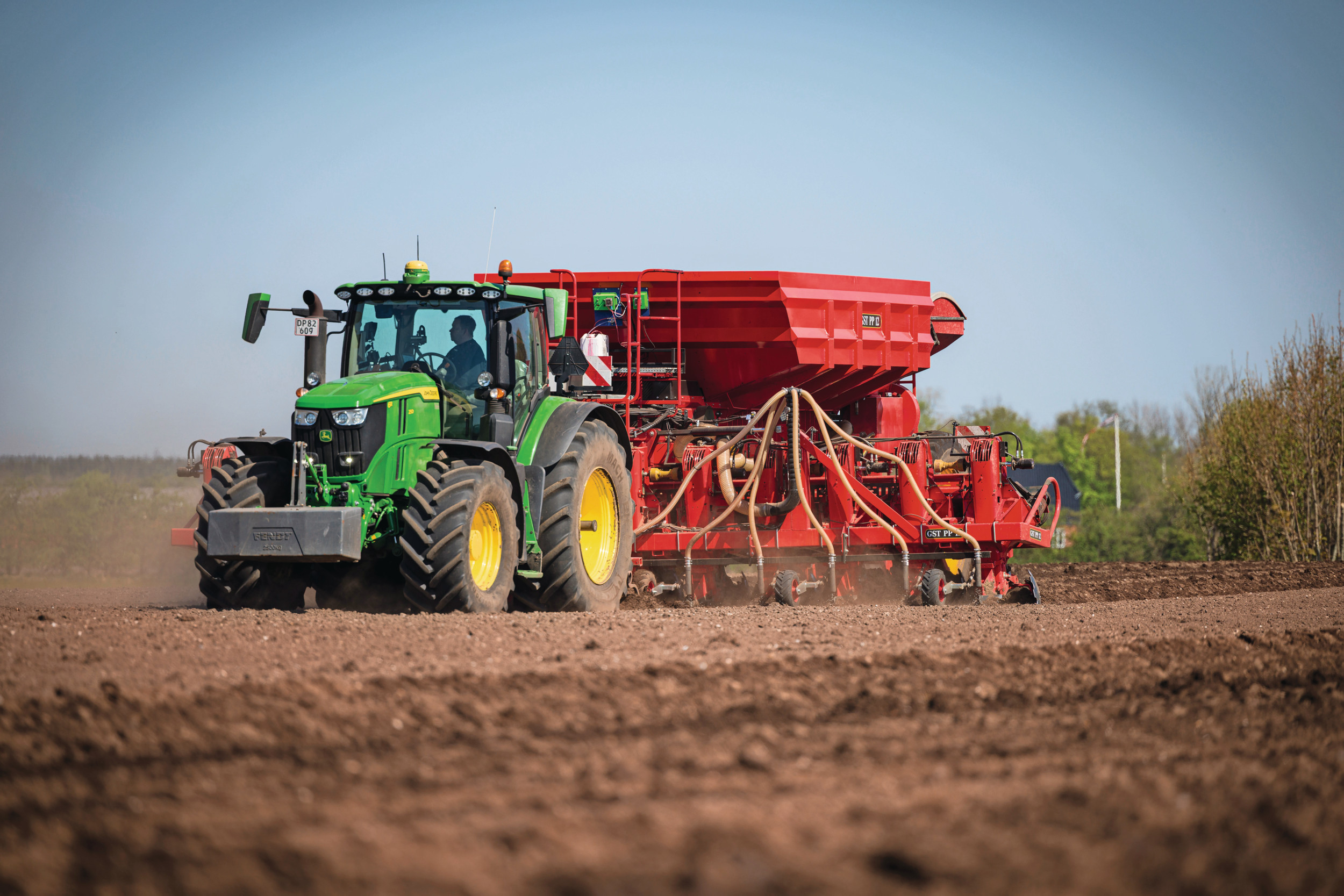De visionaire teler Knud Rosenlund in Zuid-Denemarken ontwikkelde de 12-rijige aardappelpootmachine GST PP 12. Met deze reus van een machine poot hij 50 hectare per dag. - Foto’s: John Christensen