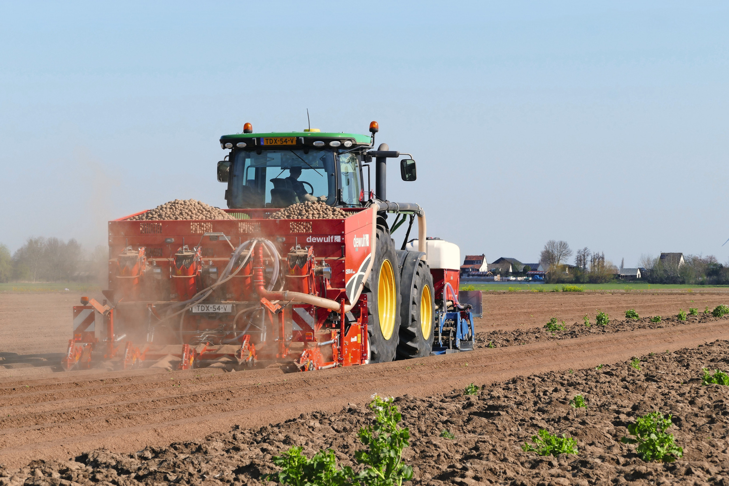 Dewulf heeft zijn Certa 40 Integral voorzien van bijna alle denkbare moderne techniek. TREKKER zag de all-in-one pootmachine aan het werk op zware klei in West-Brabant. – Foto’s: Martin Smits