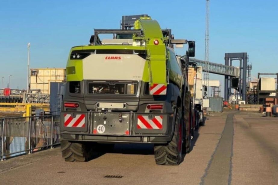 Een oplettende lezer heeft foto’s van een nieuw prototype Claas Jaguar 1200 gestuurd naar de redactie van TREKKER. Het lijkt er op dat de hakselaar bij een haven staat te wachten. – Foto’s: lezer van TREKKER