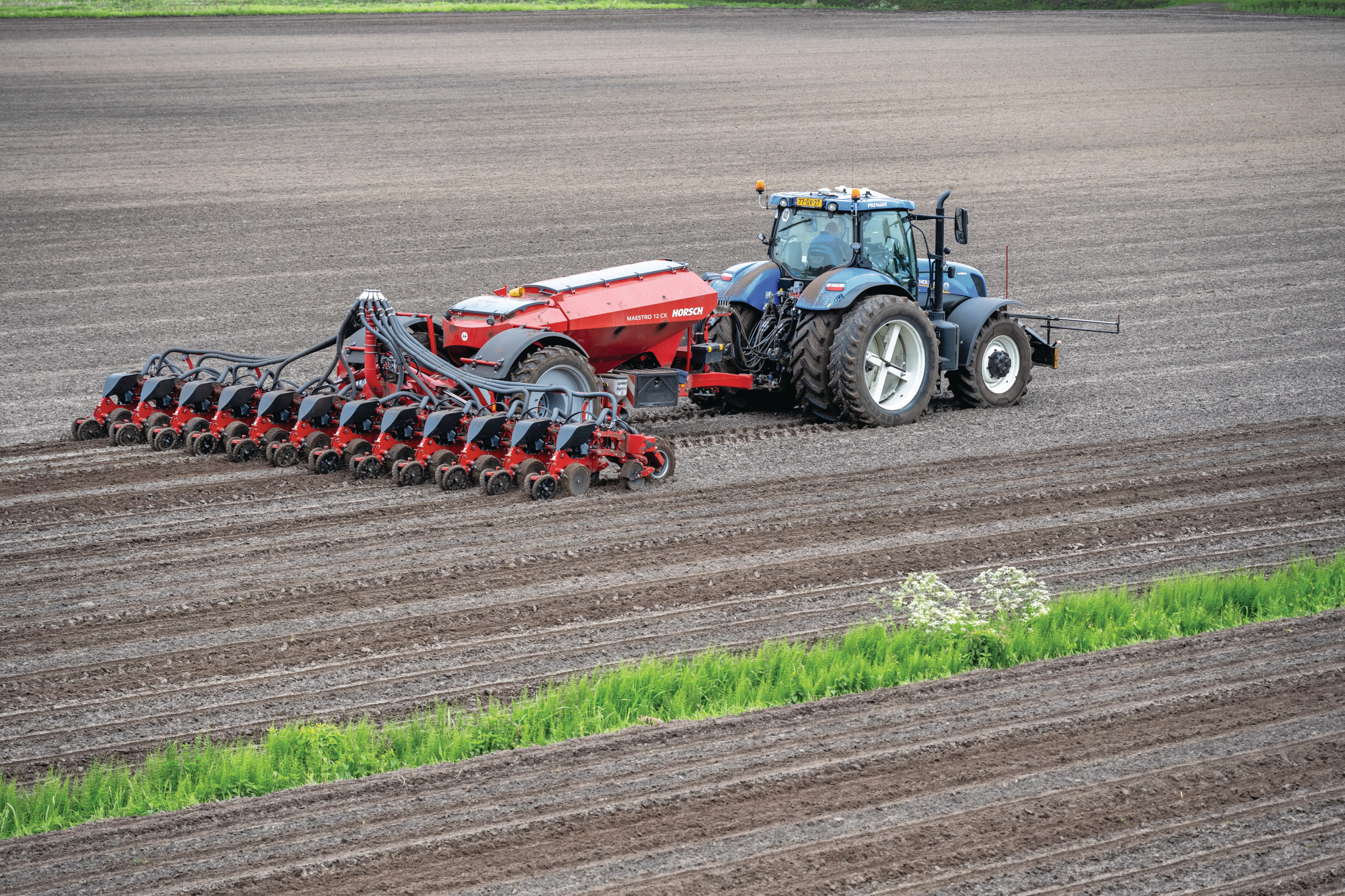 Loonbedrijf Prenger in Den Velde (Ov.) had altijd hefgedragen zaaimachines. Tot en met seizoen 2023 een twaalfrijer, die ze inruilden op een even brede, getrokken variant van Horsch: de Maestro 12 CX. Het loonbedrijf kocht de getrokken machine vooral om meer capaciteit te hebben én om flexibeler te zijn. Komen beide voordelen in de praktijk ook écht uit de verf? - Foto’s: Michel Velderman