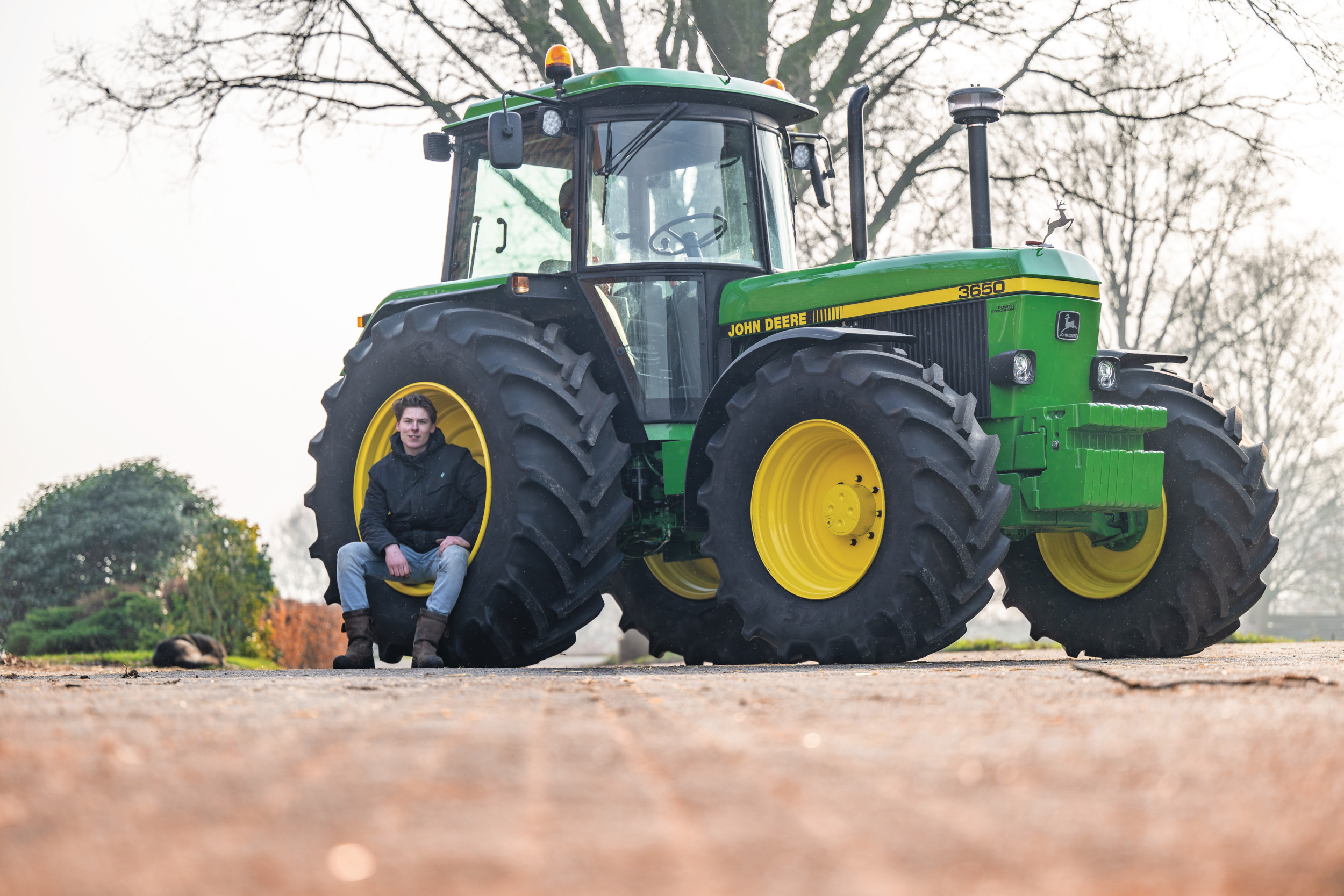 Een eigen trekker leek trekkerliefhebber Floris Nijhuis in Hoge Hexel (Ov.) wel wat. Het werd deze klassieker: een John Deere 3650 met SG2-cabine. Vierwielaandrijving was standaard bij de John Deere 3650. De eerste exemplaren hadden een rechte pijp als uitlaat, later kwam daar boven een knikje in. – Foto’s: Michel Velderman