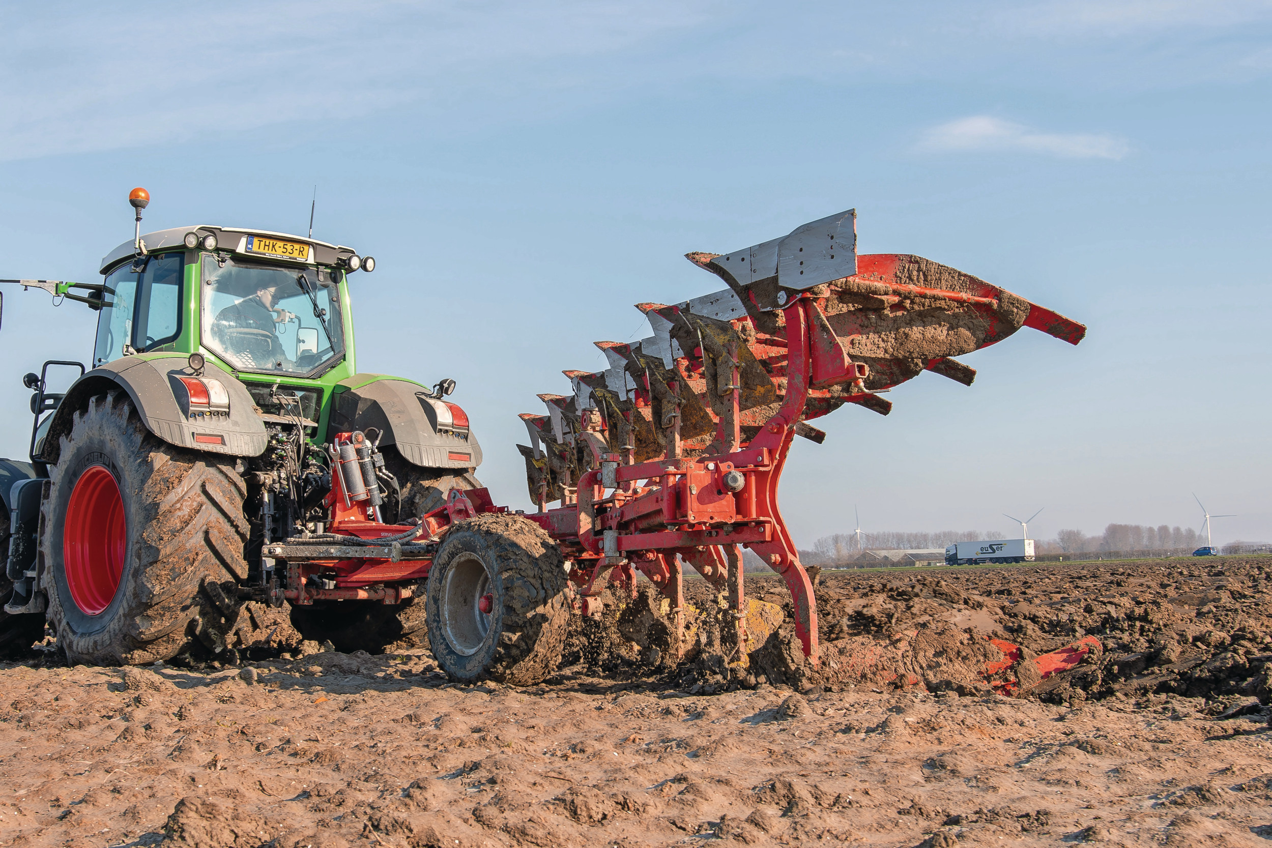 De Pöttinger Servo 4000 ploegt zowel in de voor als onland. Omschakelen van in de voor ploegen naar onlandploegen gaat vrij eenvoudig en lekker mechanisch. Dat merken we als we de eerste onlandploeg van Pöttinger in Nederland in de praktijk bekijken. – Foto’s en video: Jacco van Erkelens