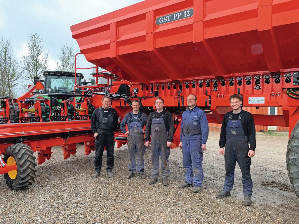 Een deel van het team van Gammelskov Service Teknik poseert bij de aflevering van hun unieke machine met de klant, Knud Rosenlund (links). Hij wilde zijn nieuwe machine op tijd op zijn bedrijf hebben voor pootseizoen 2024. Dat heeft Gammelskov voor elkaar gekregen.