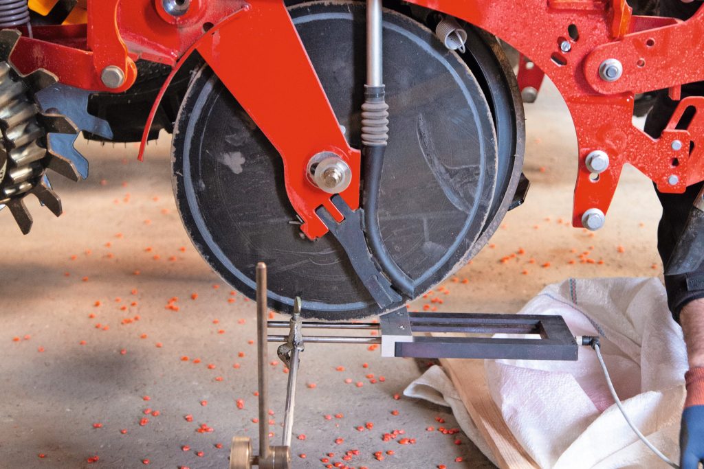 Om de korrelafstanden te kunnen meten demonteerden we de vangrollen van de zaaimachine. Vervolgens is de afstand tussen de maiskorrels foto-elektrisch bepaald bij de buitenste vier rijen van de machines.