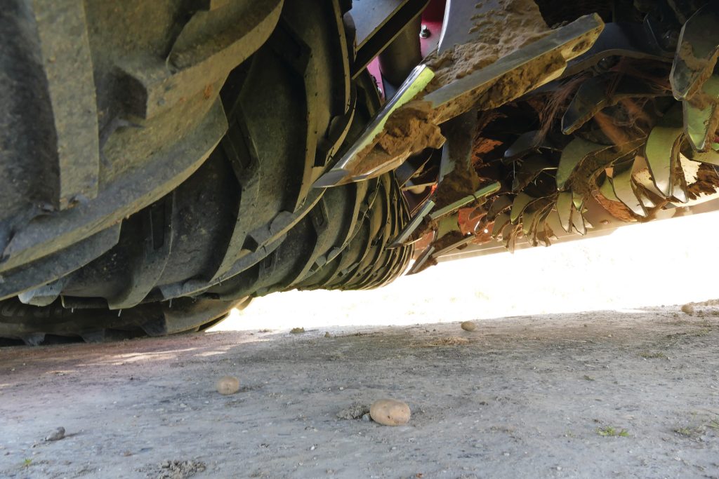 Vier hydraulisch bediende woelers, hier zonder vleugels, zijn een optie. Ze komen tussen de banden en de freesrotor om de machine zo dicht mogelijk op de trekker te houden.