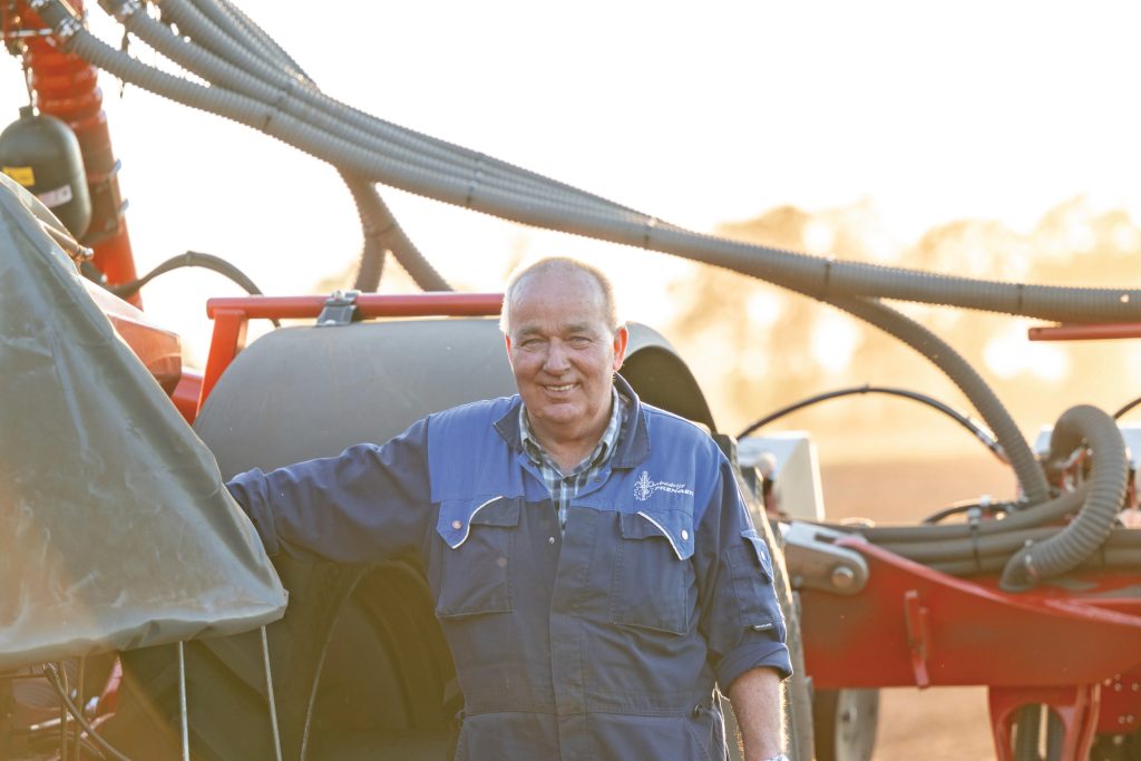 Loonbedrijf Prenger in Den Velde (Ov.) richt zich met name op veehouderij. De broers Harry, Mans, Bert (op de foto) en Hendri staan samen met derde generatie Erwin, Bas en Ronald Prenger aan het roer. Bert (64) begon na z’n schooltijd met mais zaaien. “Toen nog met een Becker-vierrijer, en zakken kunstmest van 50 kilo vanaf de grond optillen.” Nu hengelt hij met de heftruck in enkele minuten de bigbags à 1.000 kilo in de grote tank, zaait hij twaalf rijen tegelijk en zijn de elementen elektrisch aangedreven en geschakeld op gps.