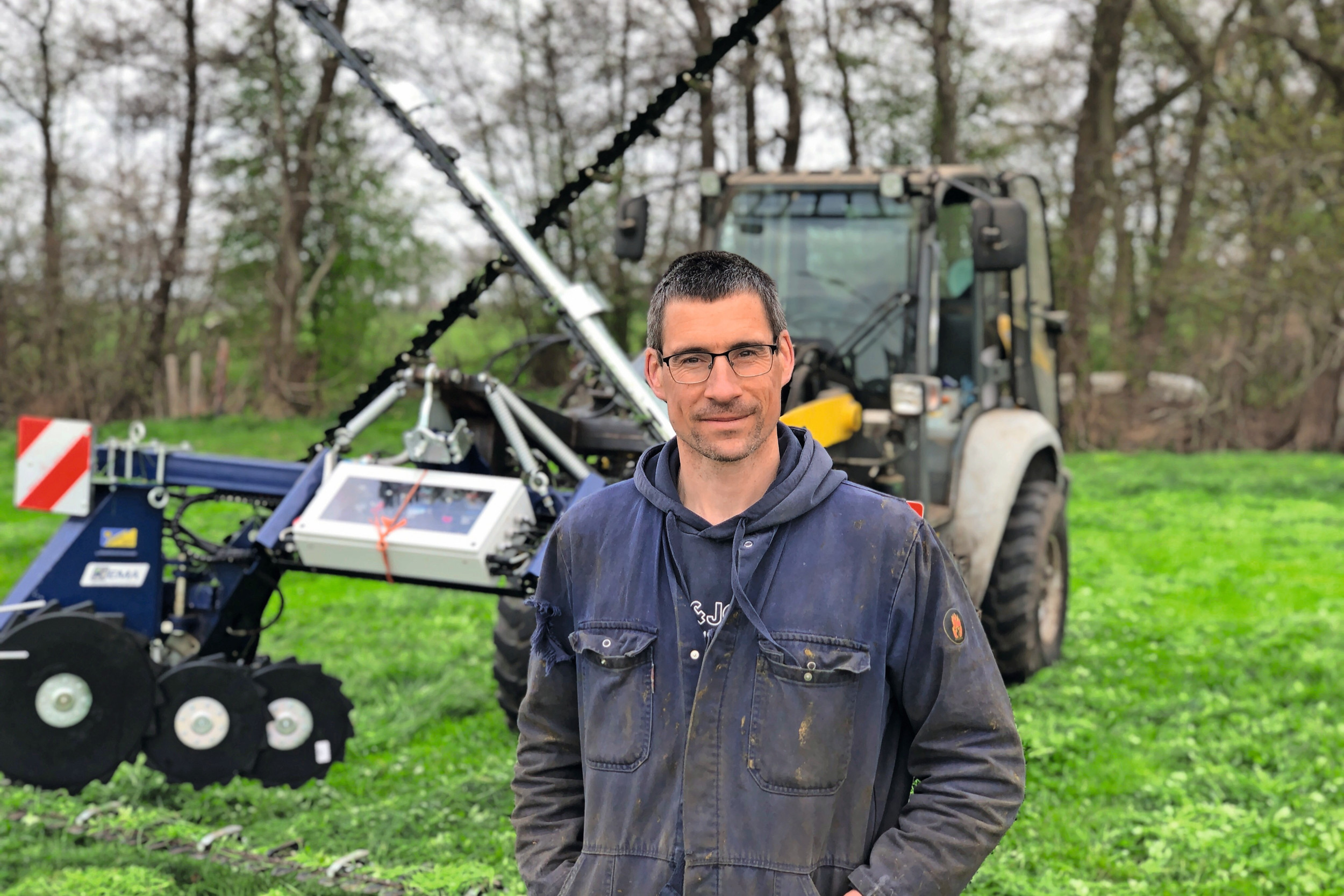 Melkveehouder Hugo Spruit bij zijn zelfgebouwde elektrische maaier. Bekijk de maaier op Grasdag 2025, 19 juni in Merselo (L.). “Want erover schrijven is één, een filmpje maken is twee, maar met eigen ogen zien overtuigt”, schrijft TREKKER-hoofdredacteur Bas van Hattum in zijn blog. – Foto: Bas van Hattum