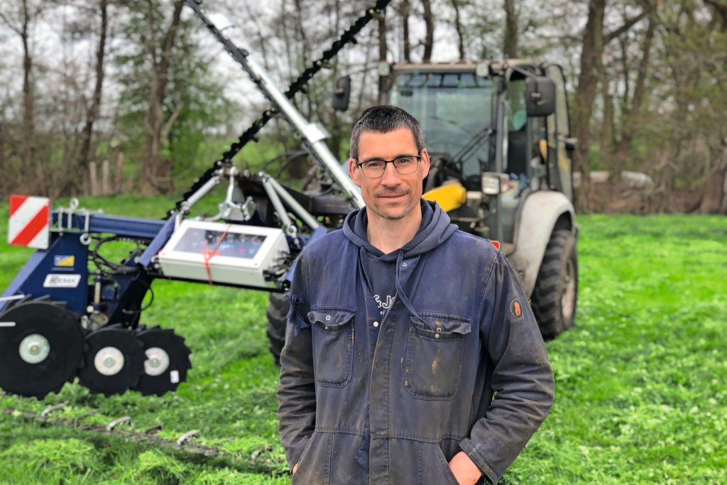 Hugo Spruit (42) bedacht het elektrische maaisysteem en bouwde het samen met specialisten. Zijn visie: zonder fossiele energie boeren. Hij heeft samen met IJsbrand Bol een maatschap met 65 melkkoeien op 42 hectare in Zegveld, op de grens van Utrecht en Zuid-Holland.