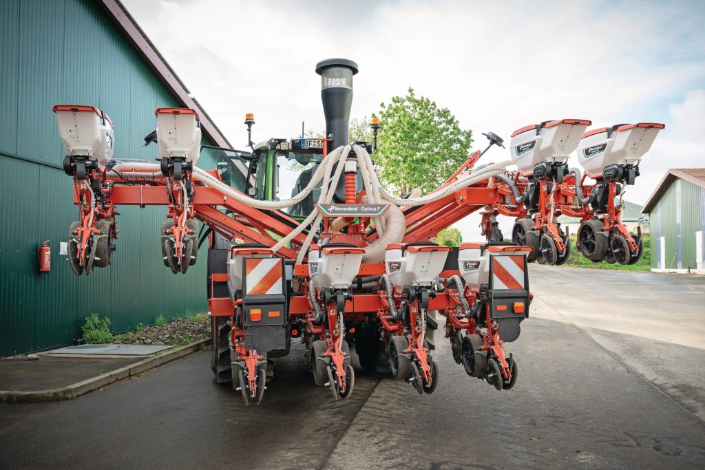 Bij Kverneland klappen de buitenste twee elementen van de zaaimachine parallel op. Je kunt de machine ook opgeklapt zonder onderstel wegzetten. De andere merken kiezen voor verticaal opklappen.