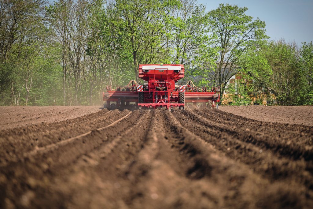 Het was de grote wens van aardappelteler Knud Rosenlund om een aardappelpootmachine met twaalf rijen te krijgen. Maar dit is niet een maat die de vertrouwde fabrikanten in dit marktsegment in hun catalogus hebben.