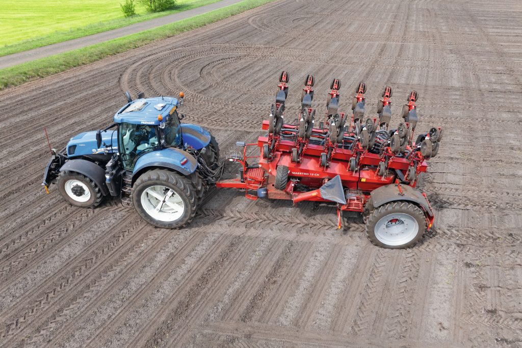De zaaielementen klappen eerst verticaal op en kantelen dan voorover naast de tanks. Op de achtergrond: het inzetten komt niet zo spits, de gps-sectieschakeling doet toch het werk.