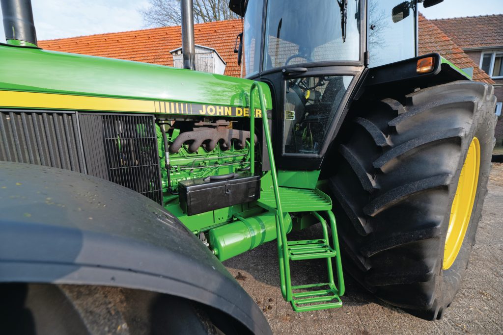 Het opstapje is een kenmerk van de latere John Deere-modellen. ‘Aftermarket’ is achteraf ook nog wel de wat comfortabelere opstap gemonteerd.