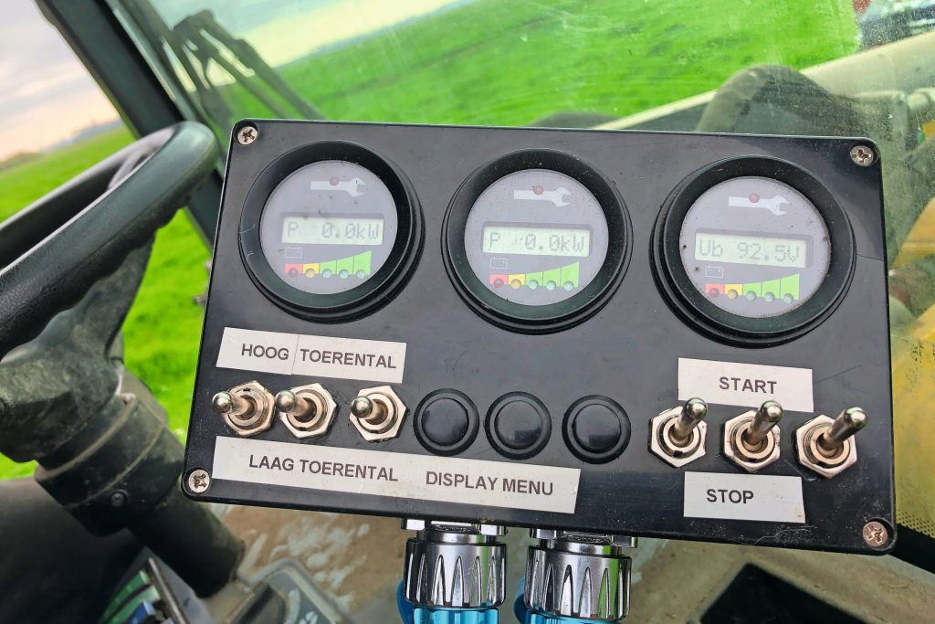 Via een centrale kast in de cabine kan Spruit de maaiers één voor één opstarten. Eerst op laag toerental, daarna stapsgewijs naar een hoog toerental. Per elektromotor is er direct zicht op de spanning (volt), belasting (kW) en temperatuur.