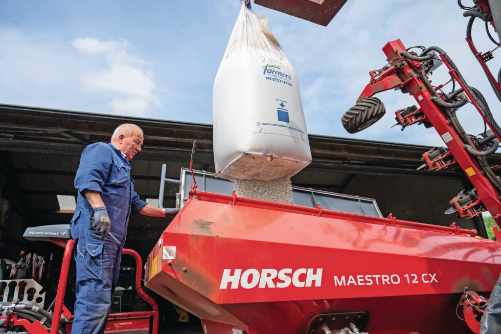 Een voordeel van de getrokken machine is méér meenemen. Met 3.000 liter kunstmest en 800 liter zaaigoed kun je een tijd vooruit. Dankzij de extra as komt niet alle gewicht op de trekker.