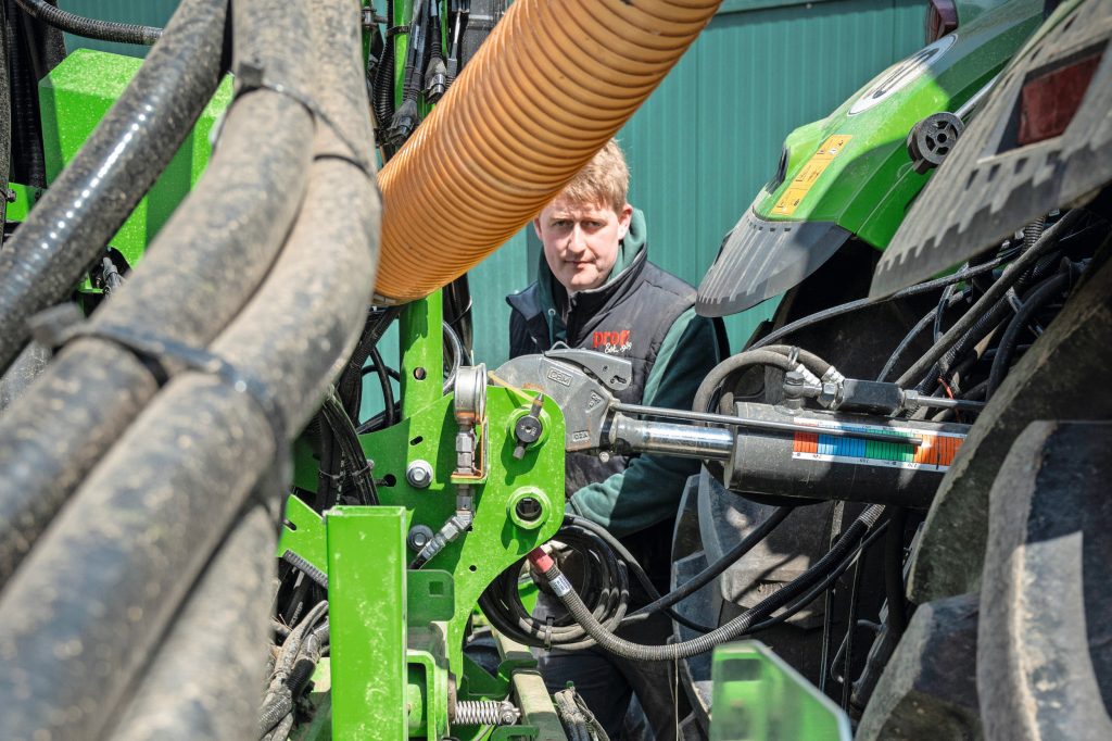Korter op de trekker aanbouwen is weliswaar positief voor het zwaartepunt, maar laat weinig ruimte voor aan- en afkoppelen zoals hier bij Amazone. Al kun je de waarschuwingsborden wegzwenken.