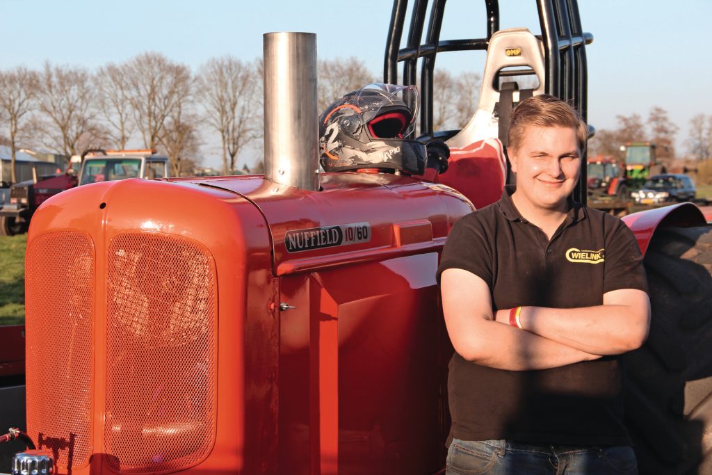 Deelnemer Gerrit van de Werfhorst met zijn bijzondere Nuffield 10/60 supersport.