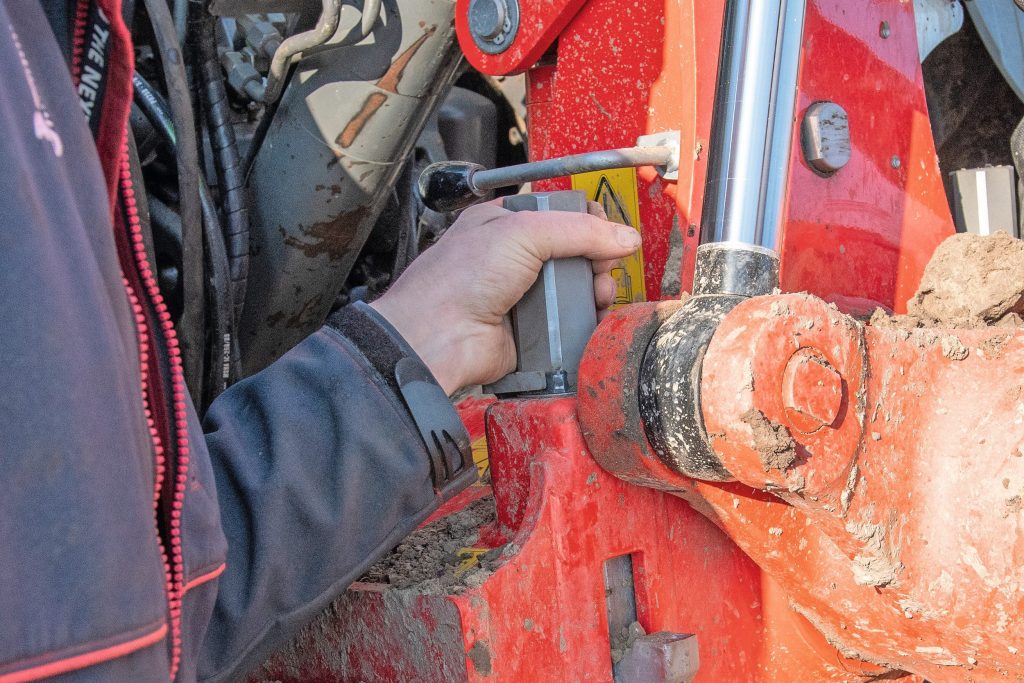 Het overschakelen van in de voor naar bovenover is mechanisch te doen. Je verstelt daarvoor onder andere handmatig de wentelaanslagen. Dat kan zonder gereedschap. Helaas missen hier nog wel merkstrepen om makkelijk de juiste instelling te kiezen.