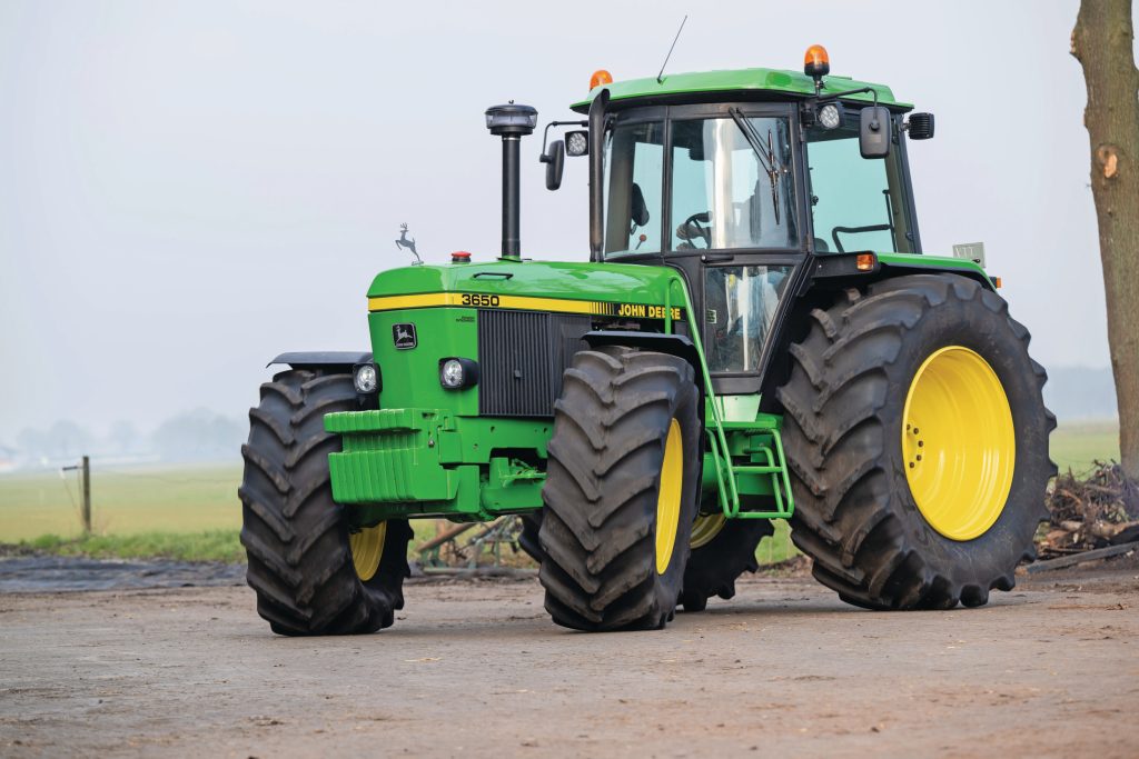 Klassieker John Deere 3650 met SG2-cabine in vol ornaat.