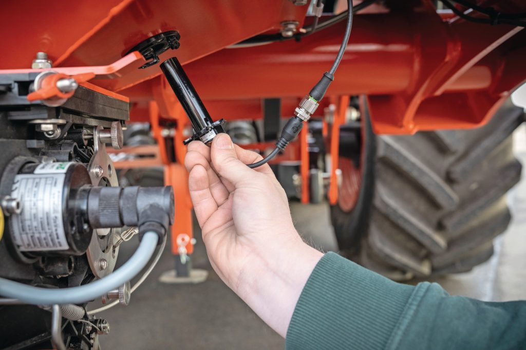 Bij de Kverneland F-drill maxi-fronttank kun je de vulgraadsensor aan de buitenzijde van de tank op drie posities plaatsen. Het is een van de details van de fronttank van dit merk die ons aanspreken.