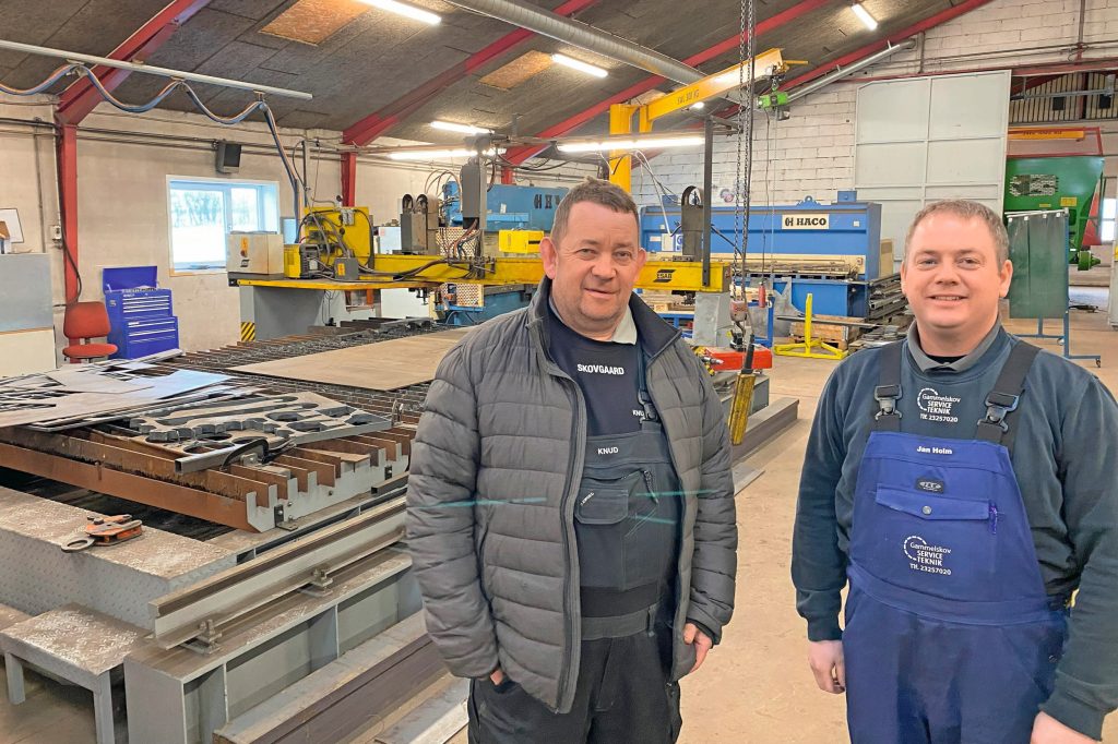 Links aardappelteler Knud Rosenlund en rechts de eigenaar van Gammelskov Service Teknik, Jan Holm. Ze staan op de plek waar de de 12-rijige aardappelpootmachine GST PP 12 is gerealiseerd.