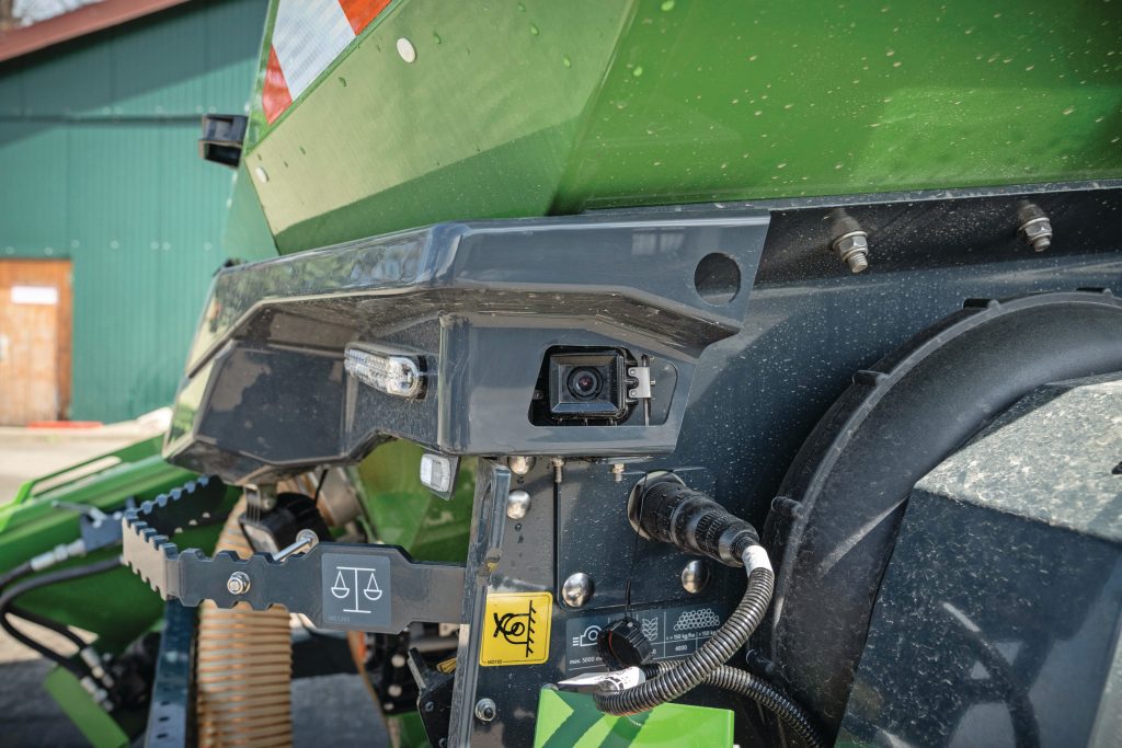 Eigenlijk een must: goed geïntegreerde camera’s voor overzicht en veiligheid. Niet alleen op de weg. Is de afstand tussen stuurkolom en voorzijde tank groter dan 3,50 meter, dan is een camera verplicht.