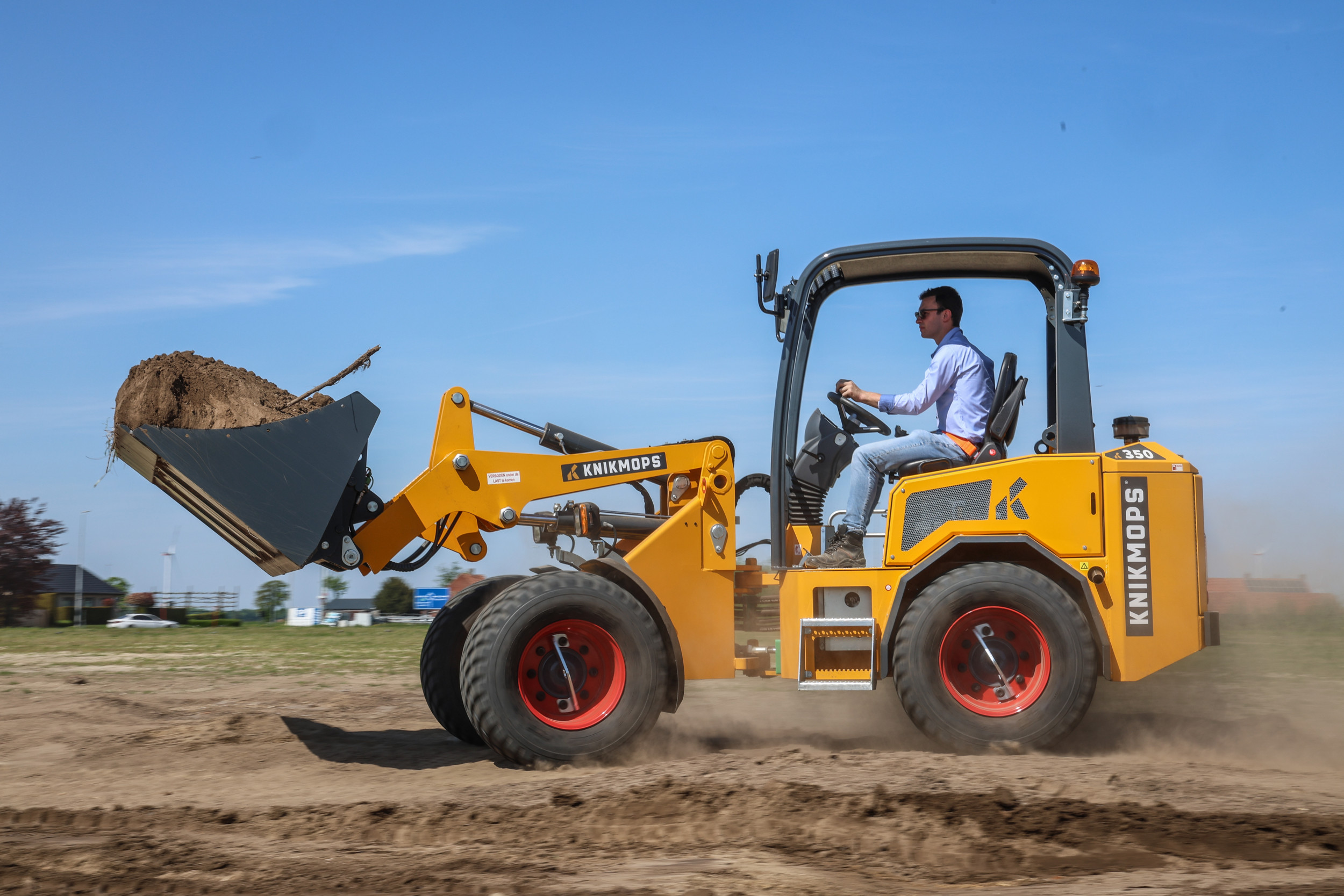 De Belgische fabrikant Gebroeders Geens heeft zijn nieuwe minishovel KM350 volledig opnieuw ontwikkeld en gebouwd volgens het concept van een zware wiellader. – Foto: Matthijs Verhagen
