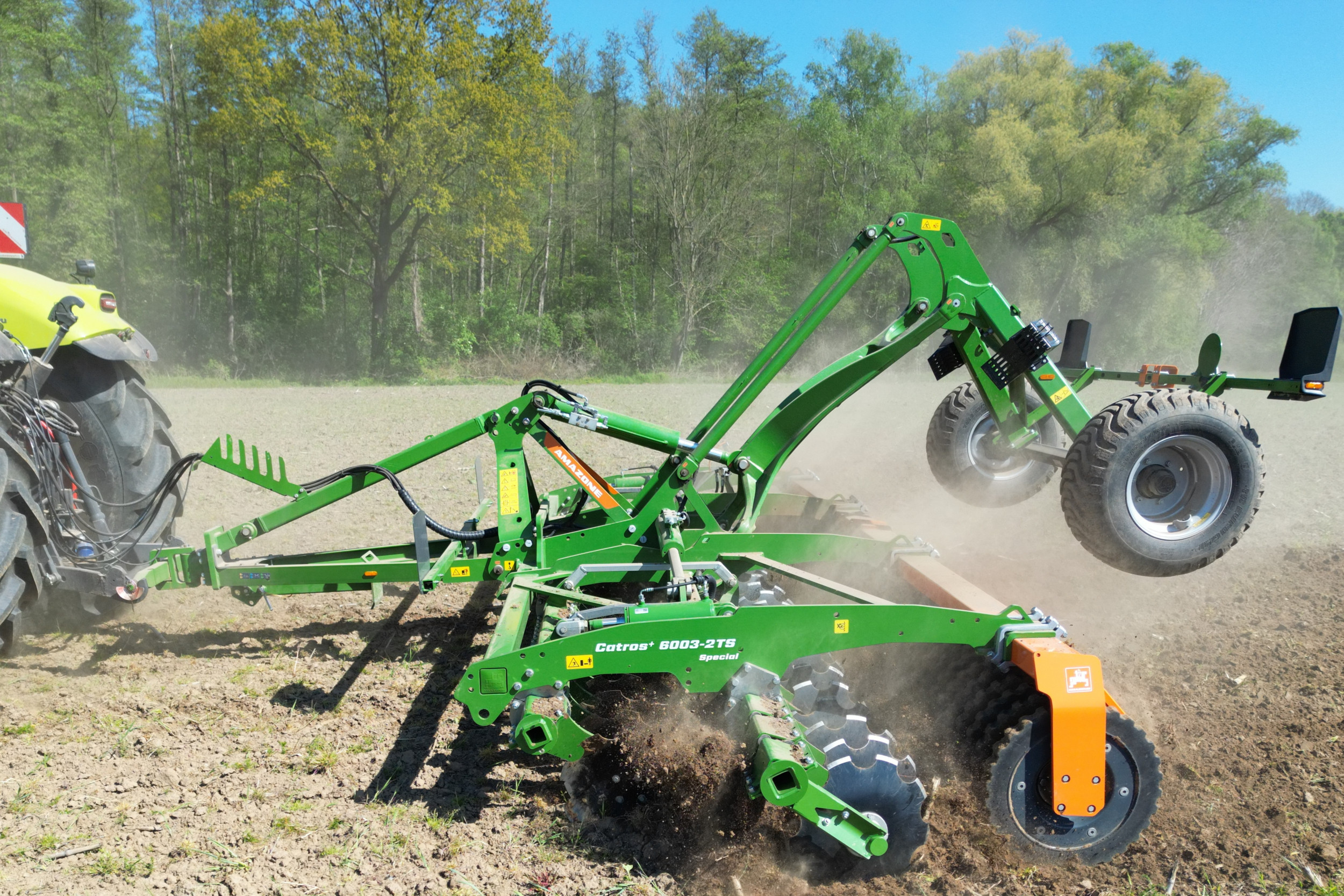 De Duitse machinefabrikant Amazone heeft zijn nieuwe lichtere schijveneg Catros+ 6003-2TS Special uitgerust met een dubbele rij schijven en een aandrukwals naar keuze. – Foto: Amazone
