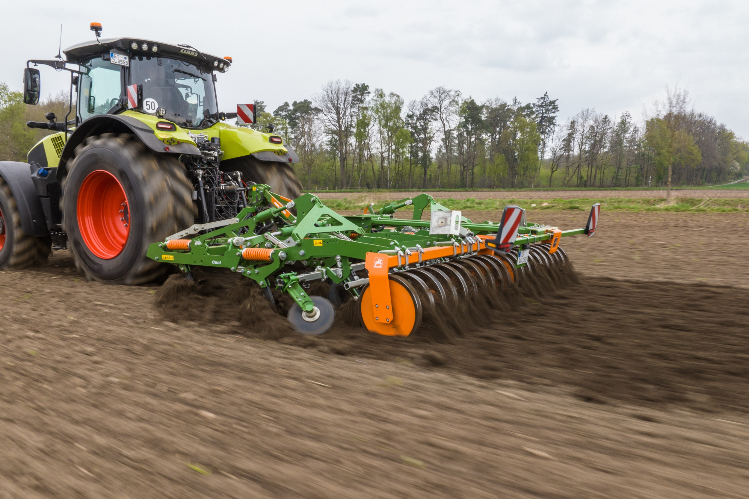 De nieuwe naloopwals van Amazone achter een Claas-trekker. De veerringwals achter de Cenius-cultivator zorgt volgens de fabrikant voor een egaal en aangedrukt zaaibed. – Foto’s: Amazone