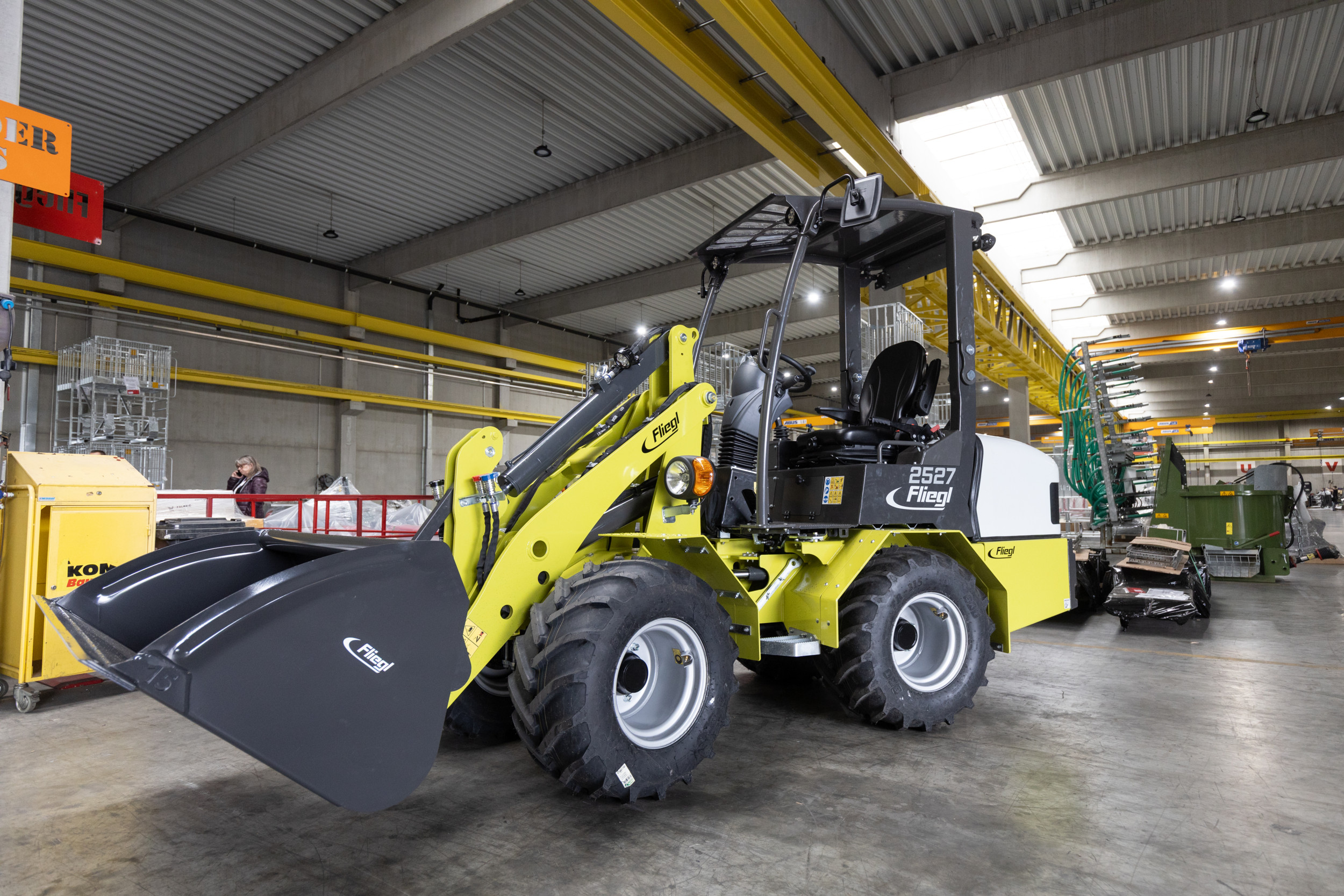 Een Fliegl-minishovel gezien in een fabriek in het zuiden van Duitsland. Op de kiephoek van de bak en de kleurstelling na is de machine identiek aan de shovel zoals Kaweco die bouwde. – Foto: Bob Karsten